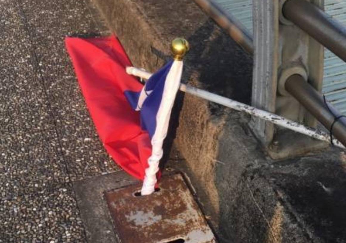 林男在折斷旗桿後還將國旗插在水溝蓋上，一度引發民眾不滿。（翻攝畫面）