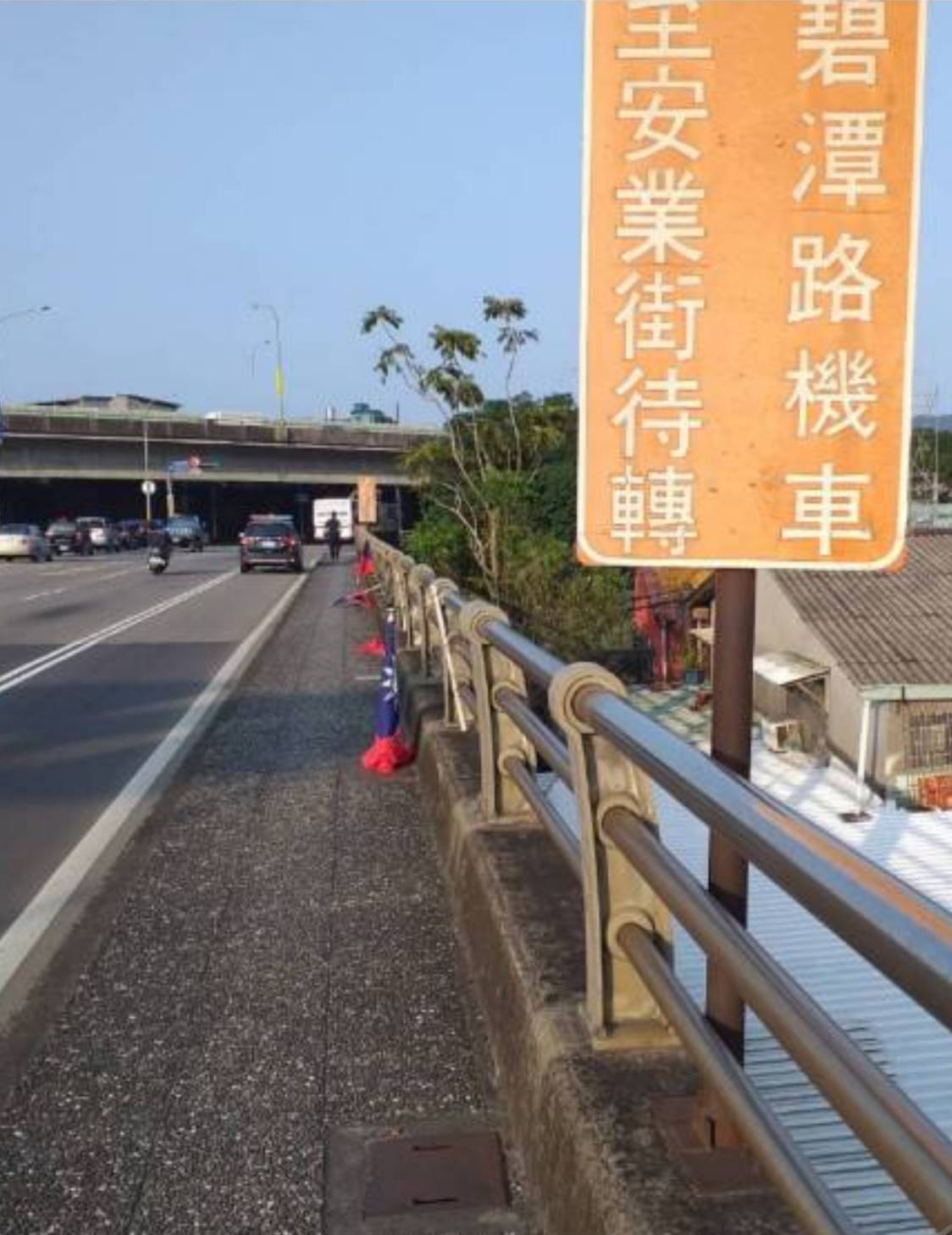 新店碧潭橋右側人行道國旗桿遭酒醉林男折斷24枝。（翻攝畫面）