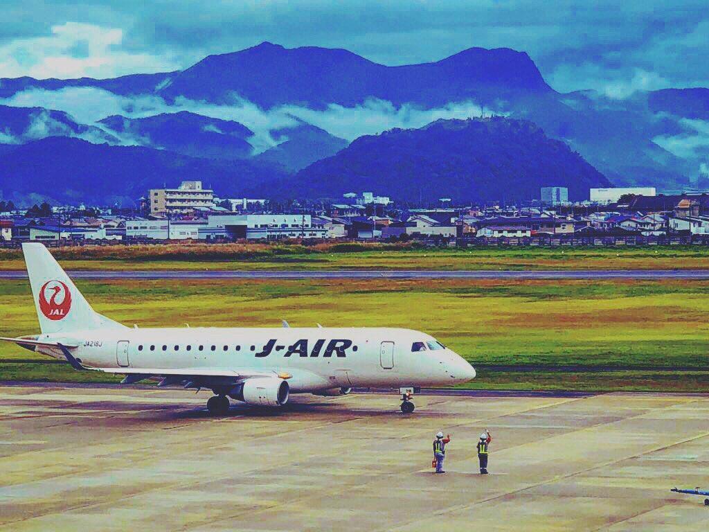日本航空班機停靠山形機場一景。(圖片來源/推特)