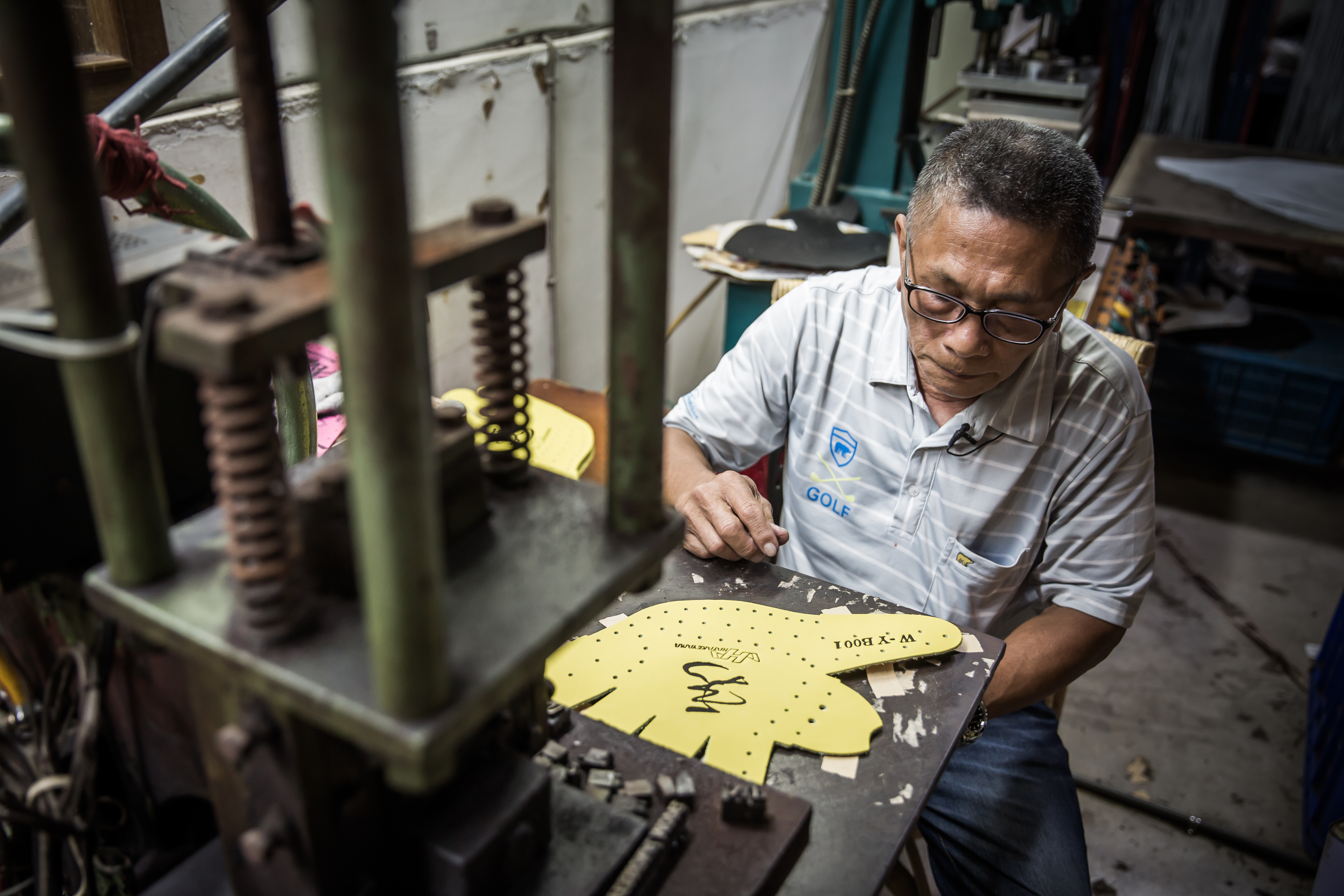 國小畢業就在棒球工廠當學徒，蘇文得技術純熟，卻沒有一絲放鬆，做任何一到工序都只有專注。
