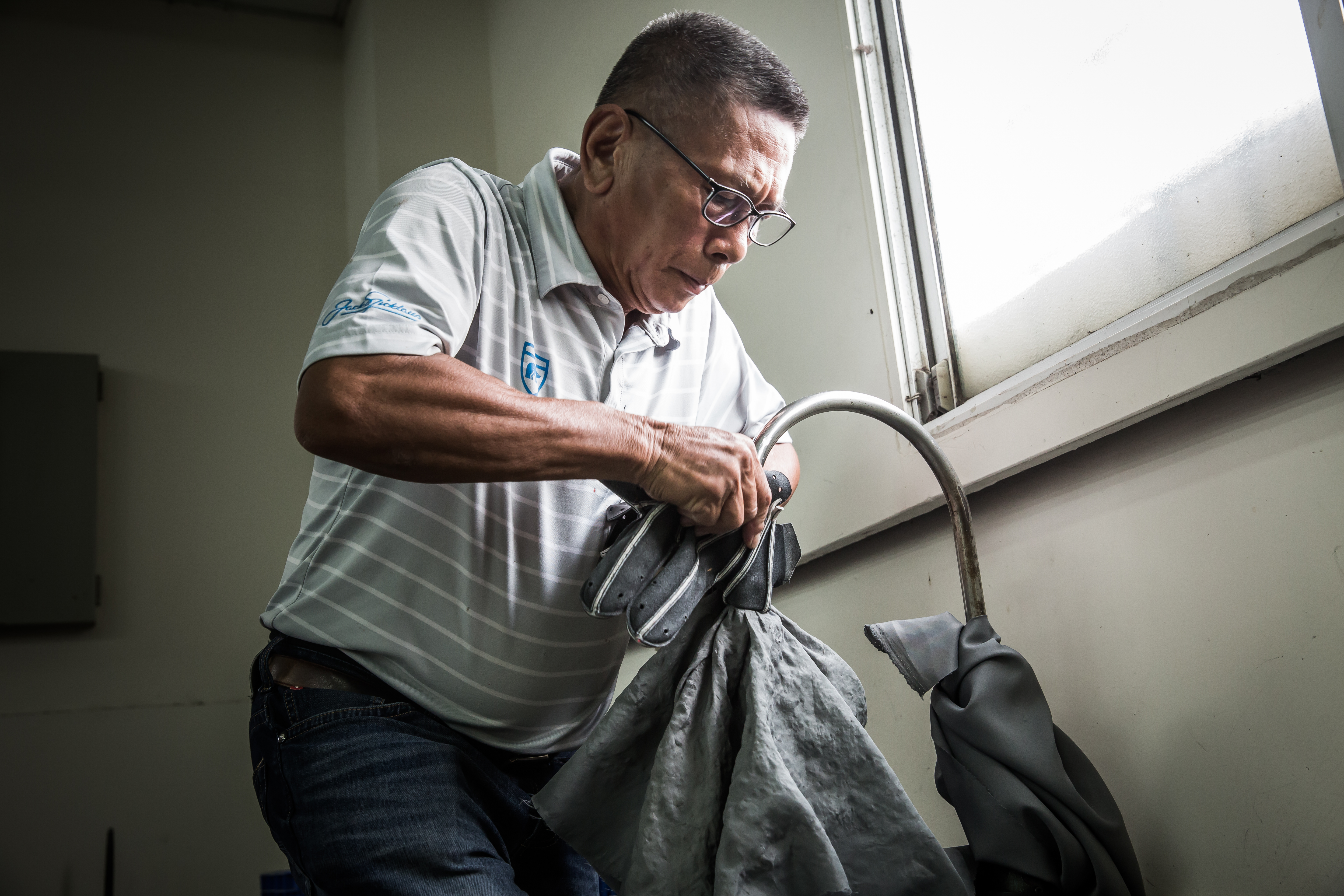 蘇文得從棒球工廠的學徒出身，付出勞力換來純熟的技術。是台灣少數還在做棒球手套的師傅。