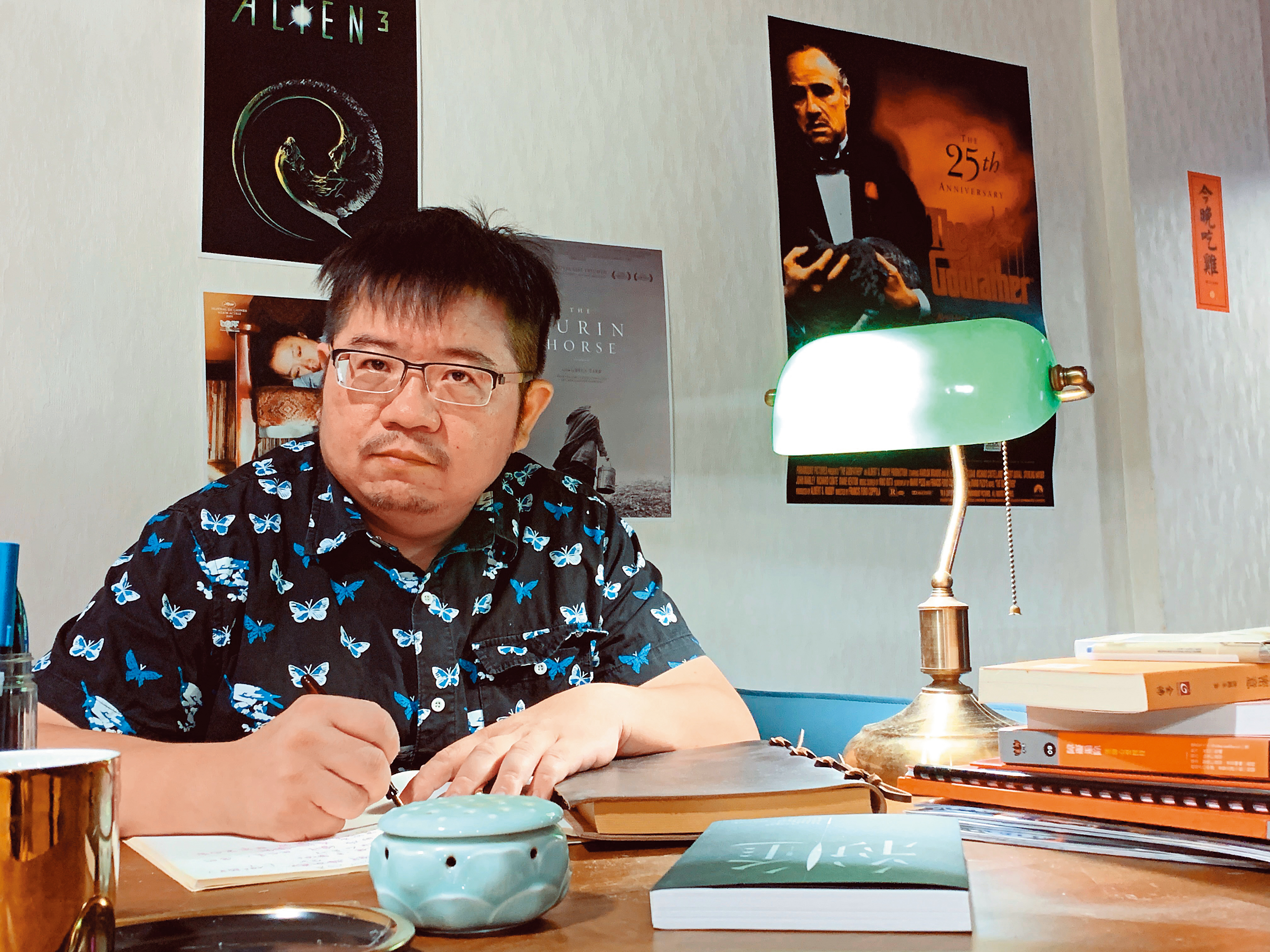 鏡文學編劇統籌張耀升與鍾孟宏共同編寫《陽光普照》劇本，進行深入田野調查。（張耀升提供）