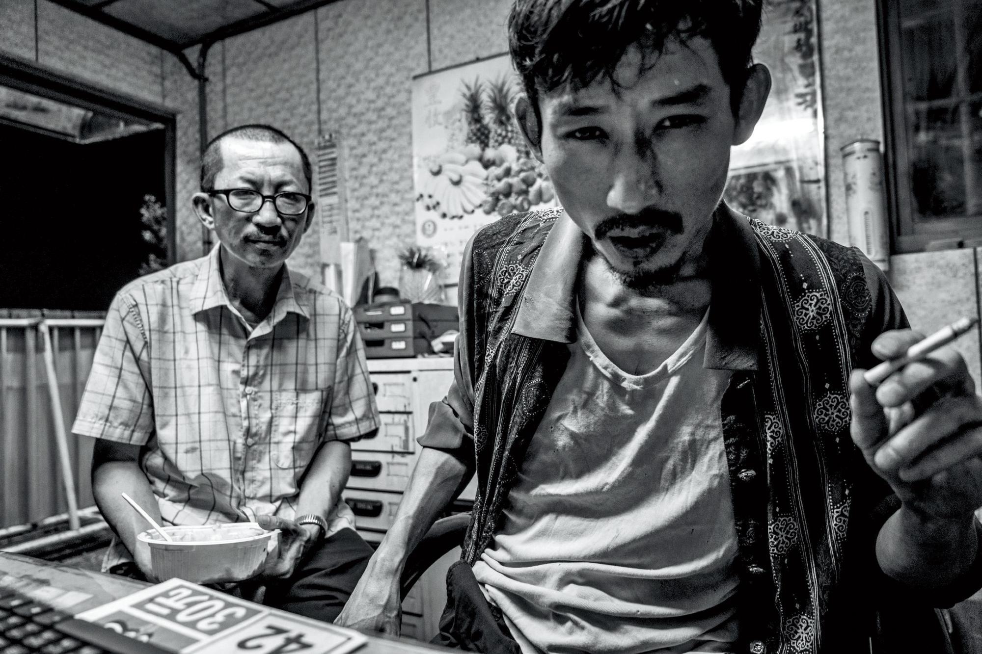鍾孟宏監製、攝影的黃信堯電影《大佛普拉斯》由陳竹昇(右)、莊益增(左)主演,在金馬獎表現出色。(甲上提供)★鏡週刊關心您:抽菸有害身心健康。