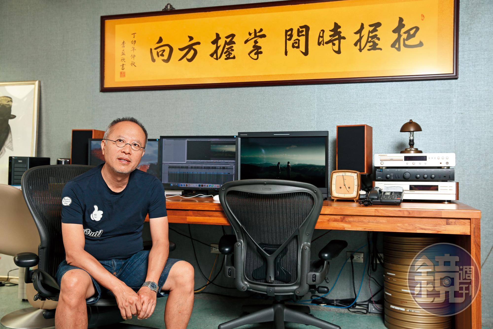 「把握時間、掌握方向」是《陽光普照》中男主角陳以文工作場所的標語,編導鍾孟宏也將美術組製作的牌匾掛在工作室。