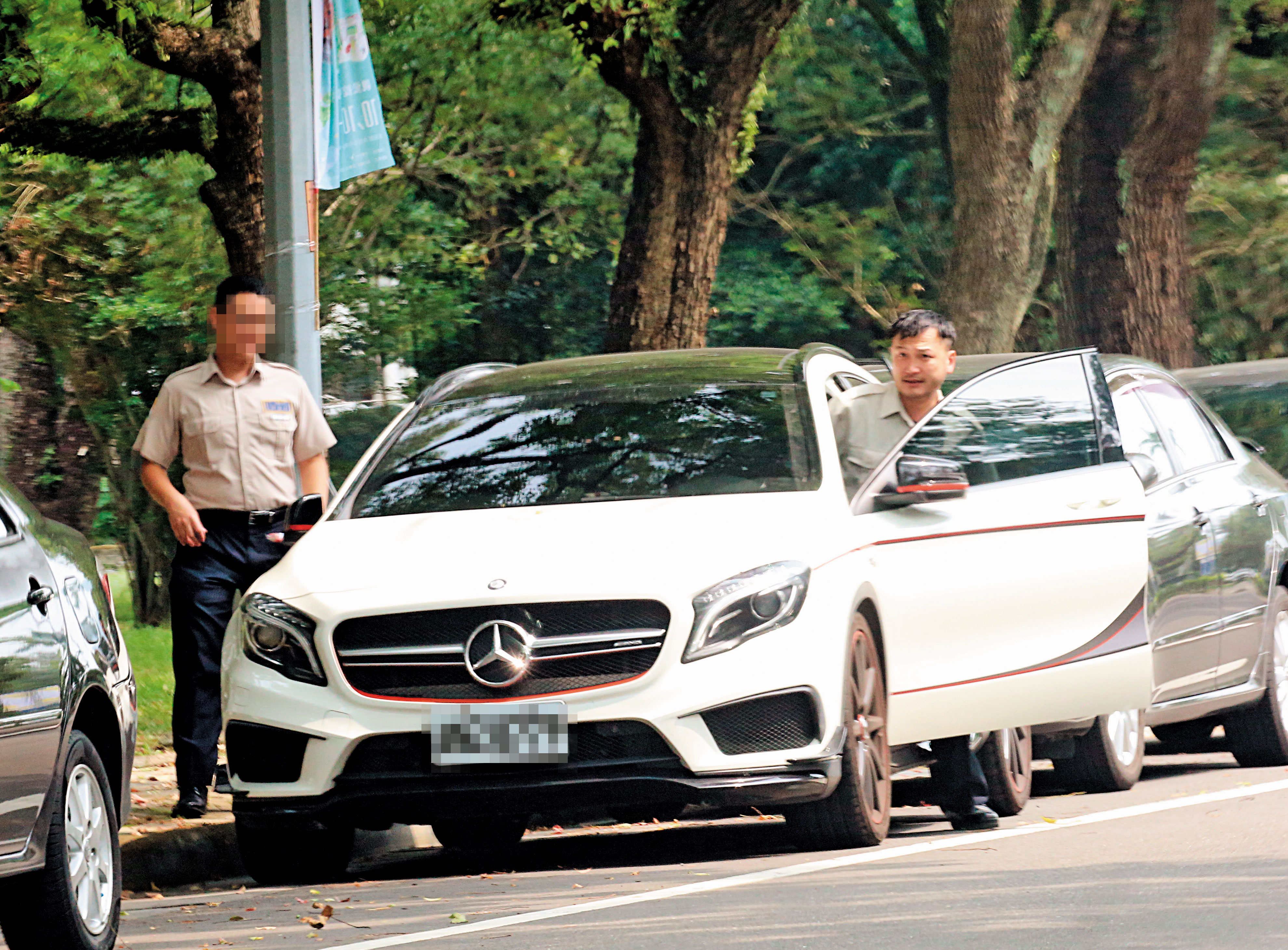 10/08 11:49　KID（右）與同袍上了車後，直奔日本料理店用餐。