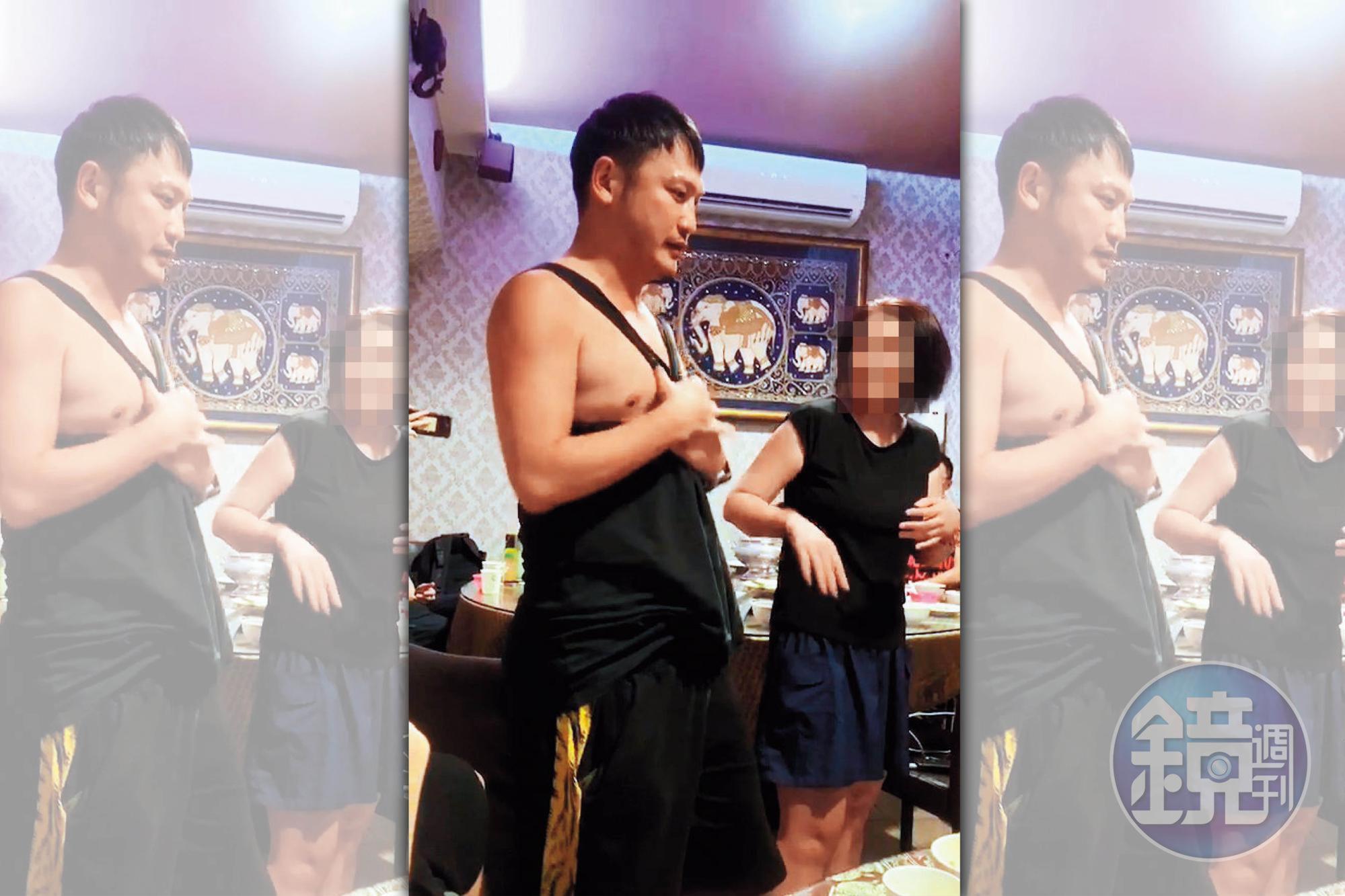 KID（左）與其他役男聚餐時，不但袒胸露乳，還要老闆娘跟著一起做。（讀者提供）