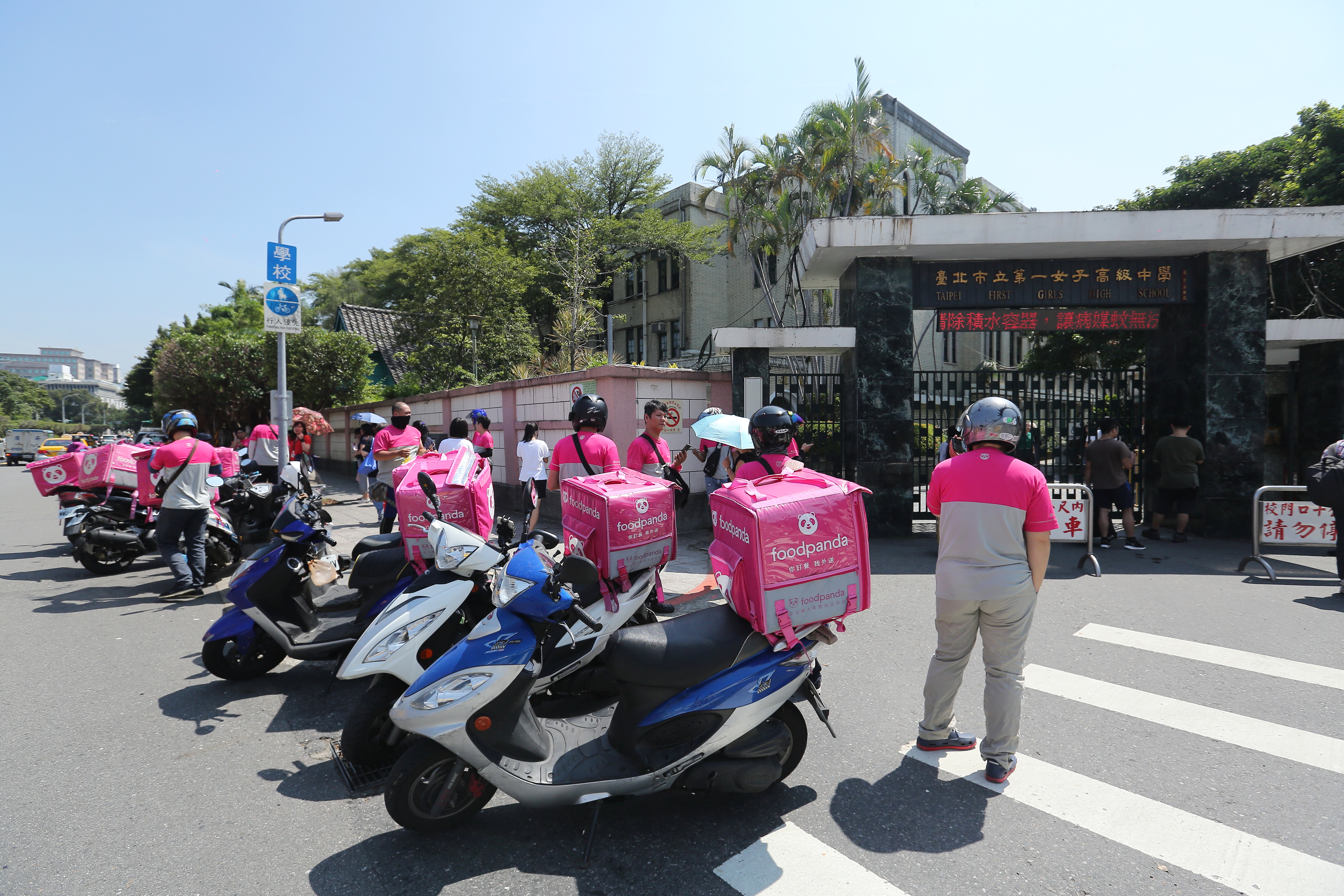送餐平台外送員的權益是否未受到保障，引起外界關注。圖中人物非當事人。