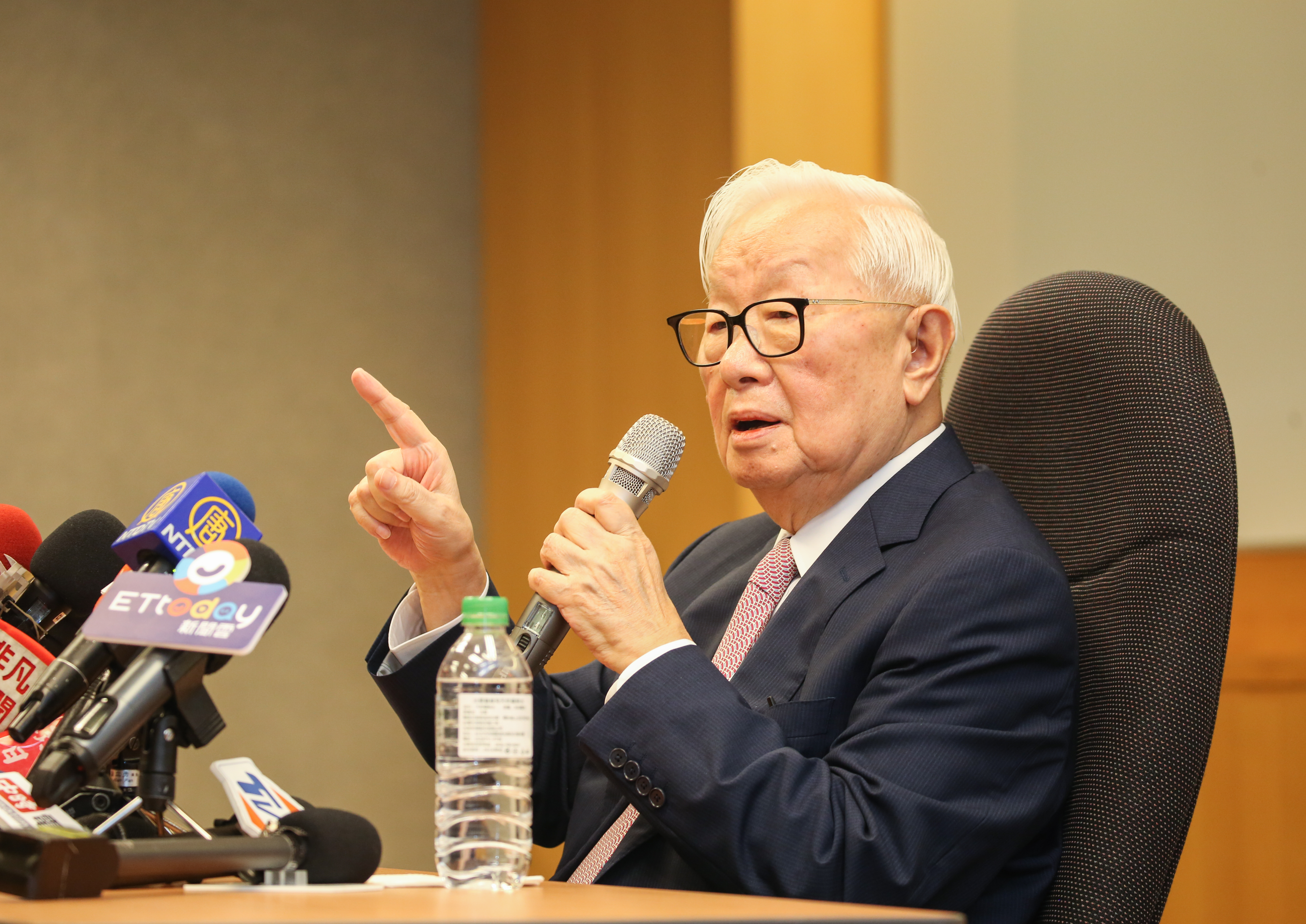 總統蔡英文今宣布，本次APEC領袖代表由台積電創辦人張忠謀出任。