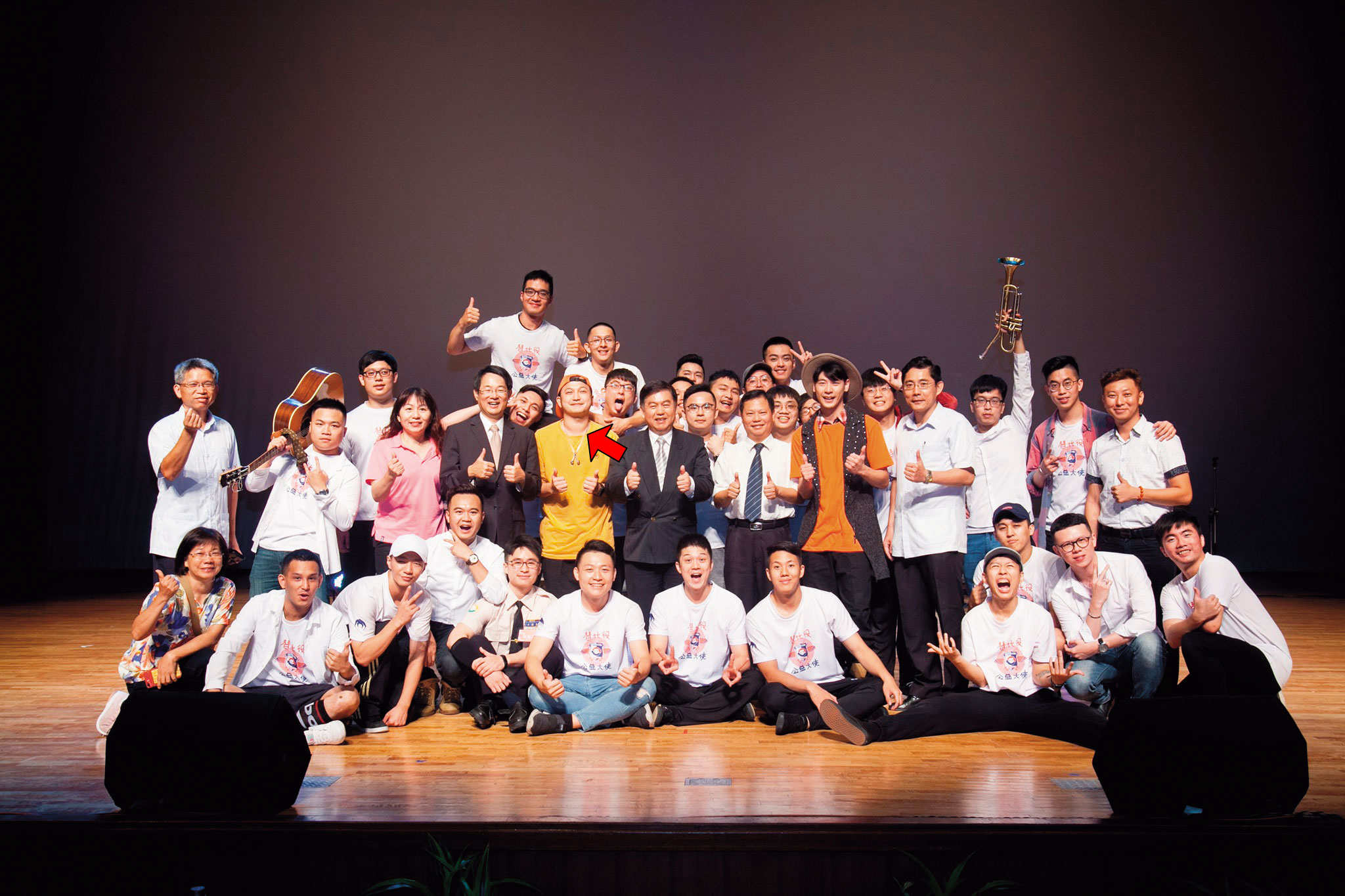 KID（箭頭處）是役政署「公益大使團」的成員，主要任務是宣導反毒及從事公益表演。圖中無其他相關當事人。（翻攝替代役公益大使團臉書）