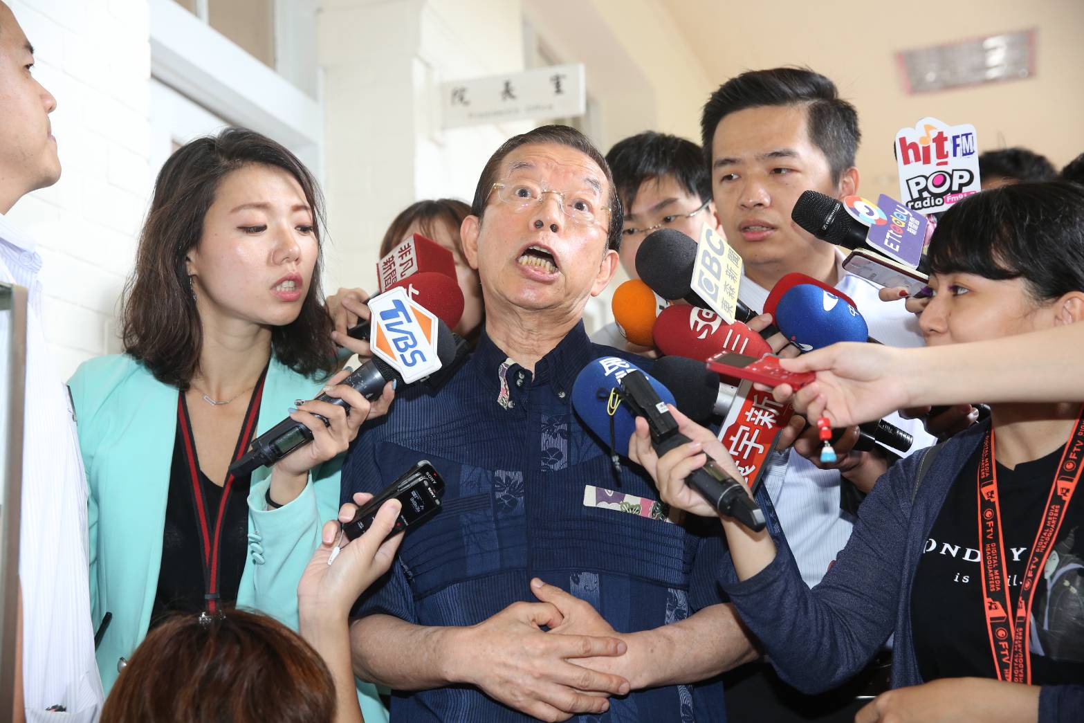 駐日代表謝長廷今早受訪強調日本首相安倍晉三賀電是真的。