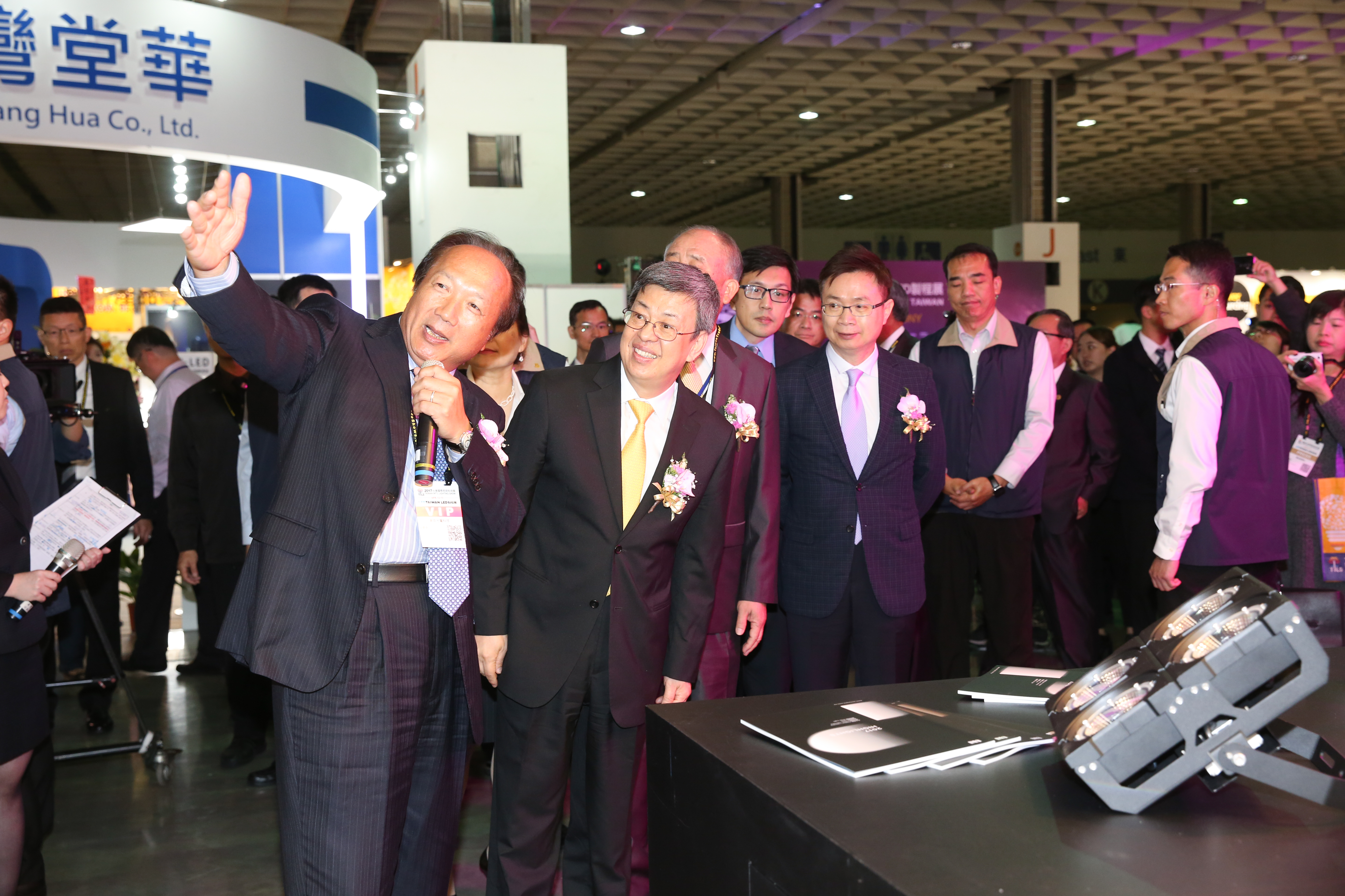 東貝光電獲國發基金入股，今年國際照明科技展中，副總統陳建仁還到東貝光電攤位站台。