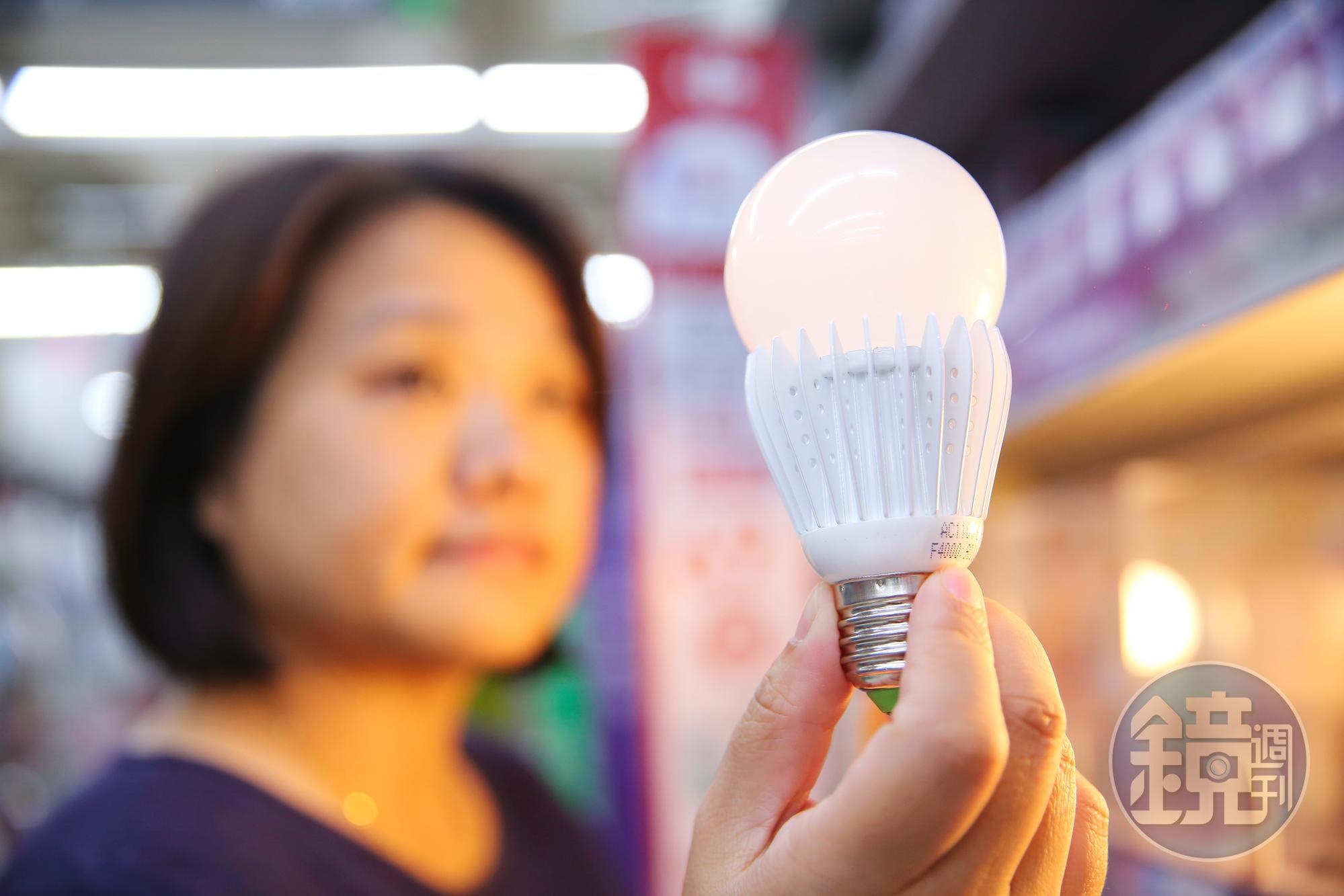 LED燈泡價格從每顆3.5美元腰斬到1.8美元，讓以LED燈泡為主力的公司營運陷入困境。