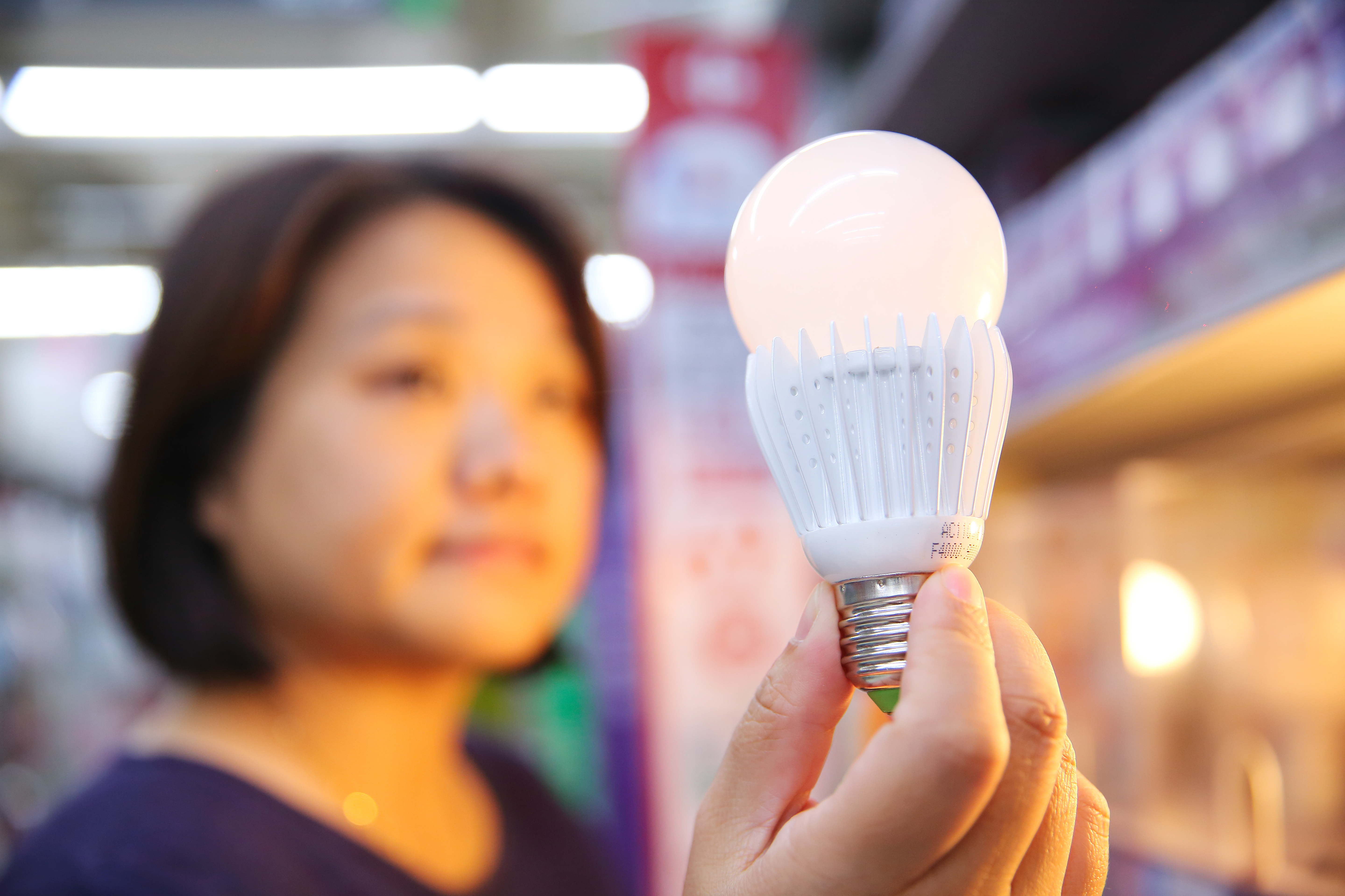 LED燈泡價格從每顆3.5美元腰斬到1.8美元，讓以LED燈泡為主力的公司營運陷入困境。