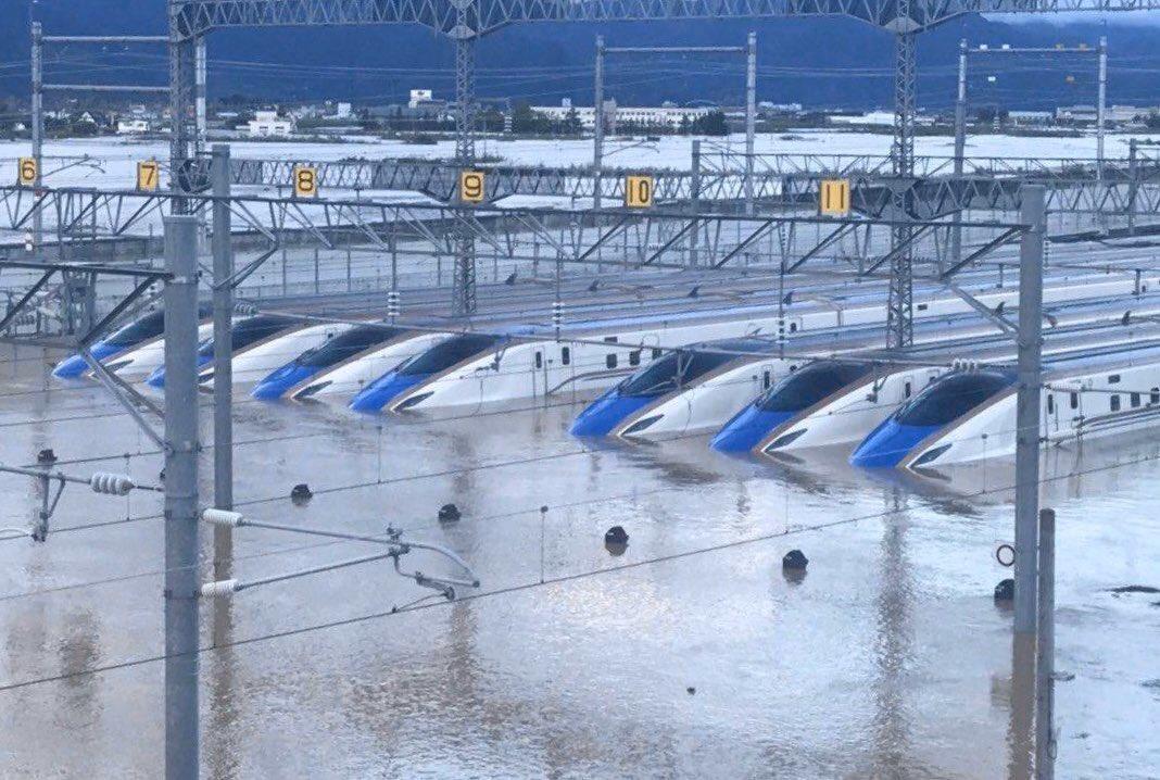 上月颱風哈吉貝襲日,導致120節的北陸新幹線車廂泡水,決定全數報廢。(翻攝推特)