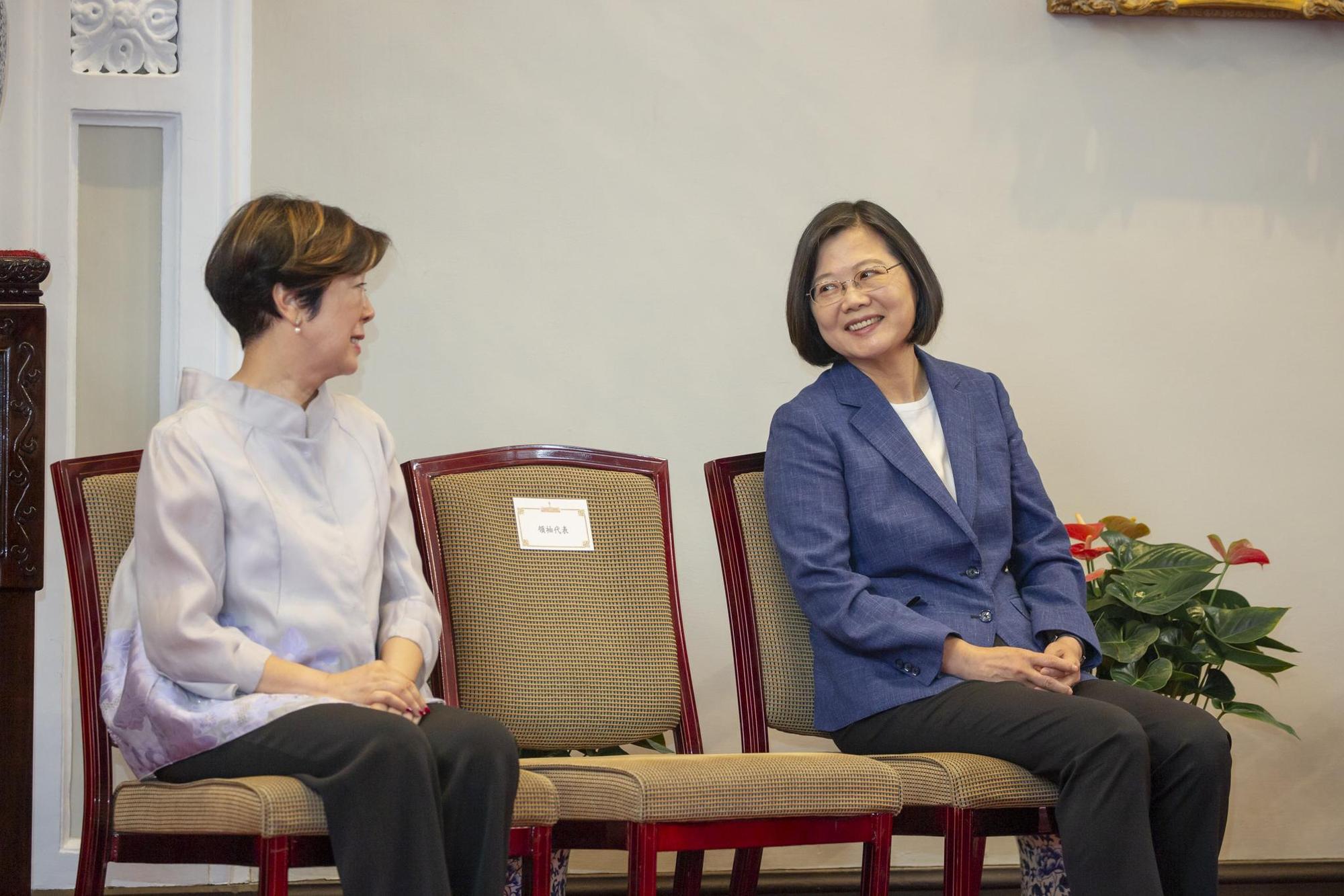 張忠謀夫人張淑芬陪同丈夫出席總統府記者會，張淑芬表示先前參加 APEC和各國領袖夫人互動愉快。（翻攝總統府flickr） 