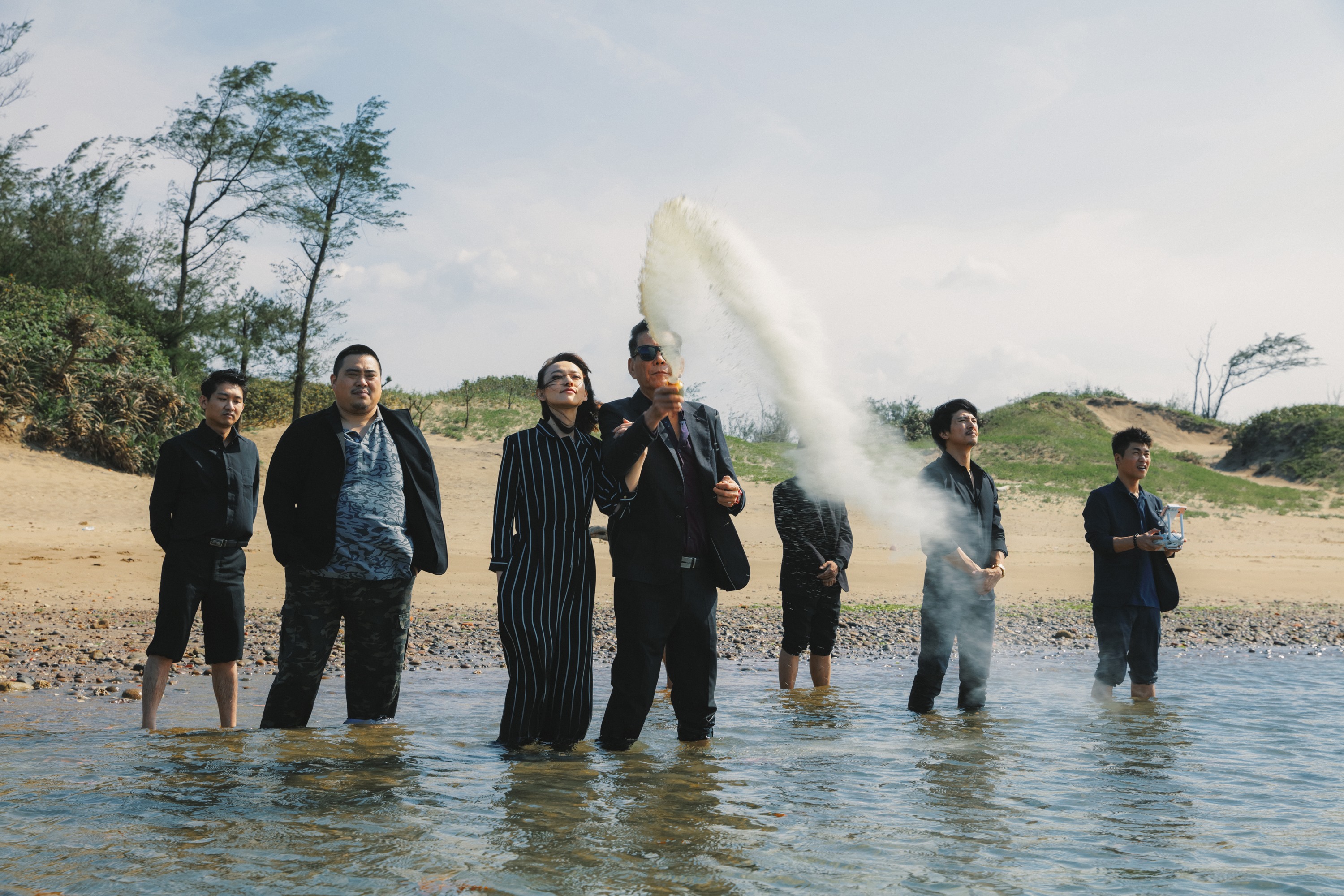 《江湖無難事》從頭到尾劇中人都不斷出包,連最後灑骨灰也失敗。(華映娛樂提供)