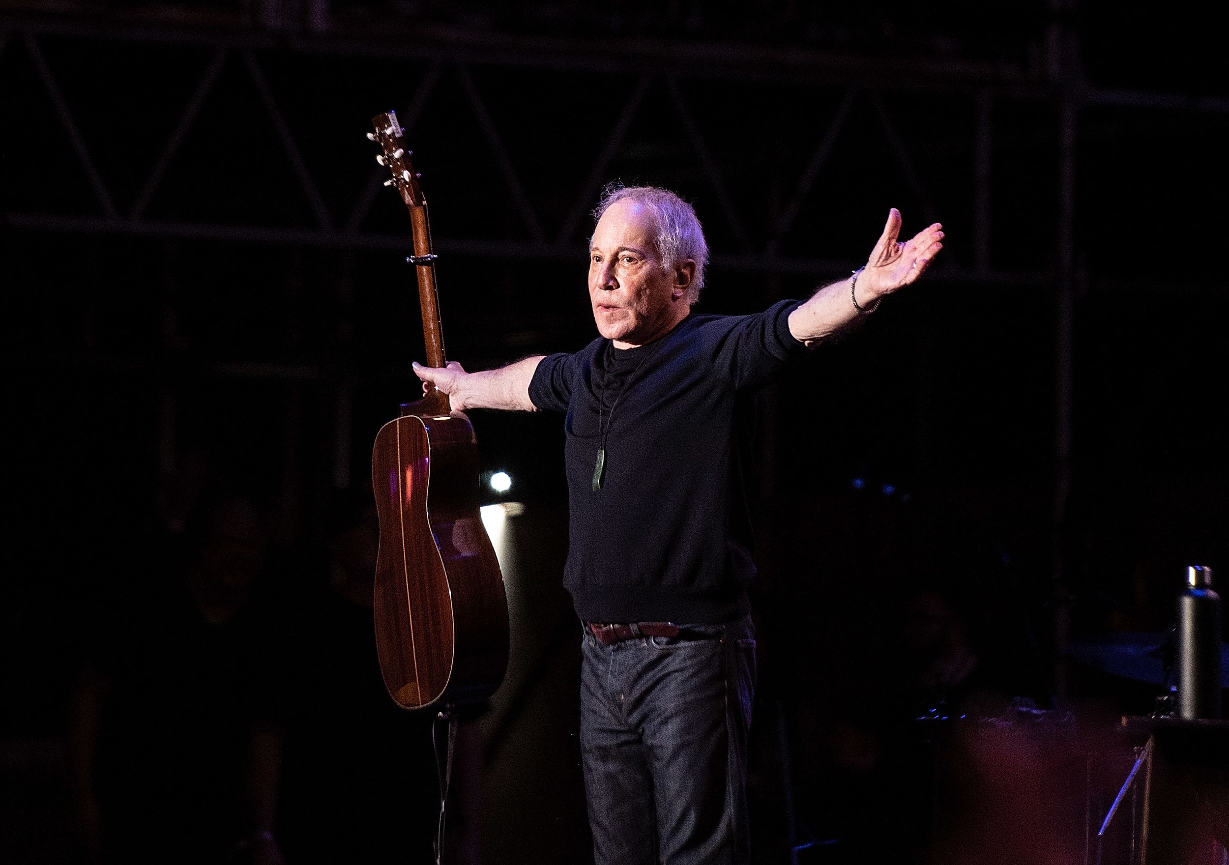 諾拉費爾德在曾在音樂製作人菲爾拉蒙的公司工作，替保羅賽門等歌手錄製專輯。（翻攝自rollingstone.com）