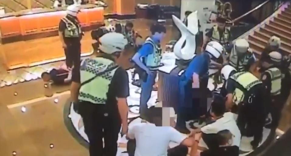 板橋錢櫃KTV凌晨發生兩派酒客打群架事故,警快打部隊到場很快將鬧事14人壓制帶回。(翻攝畫面)