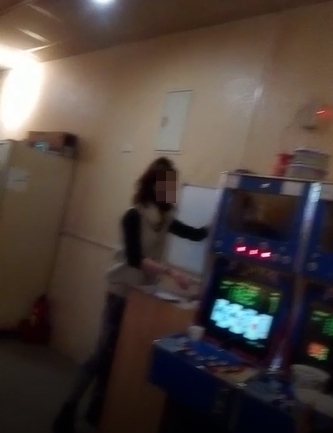 該間電子遊藝場內有多名開分員，隨時在一旁服務賭客。