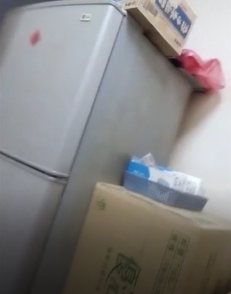 本刊直擊賭場的小密室,賭客押注的現金大喇喇放在籃子中。
