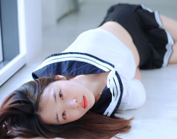 雪莉的這張照片也招網友批評,讓她不滿叫網友「看我漂亮的臉就好」。(網路圖片)