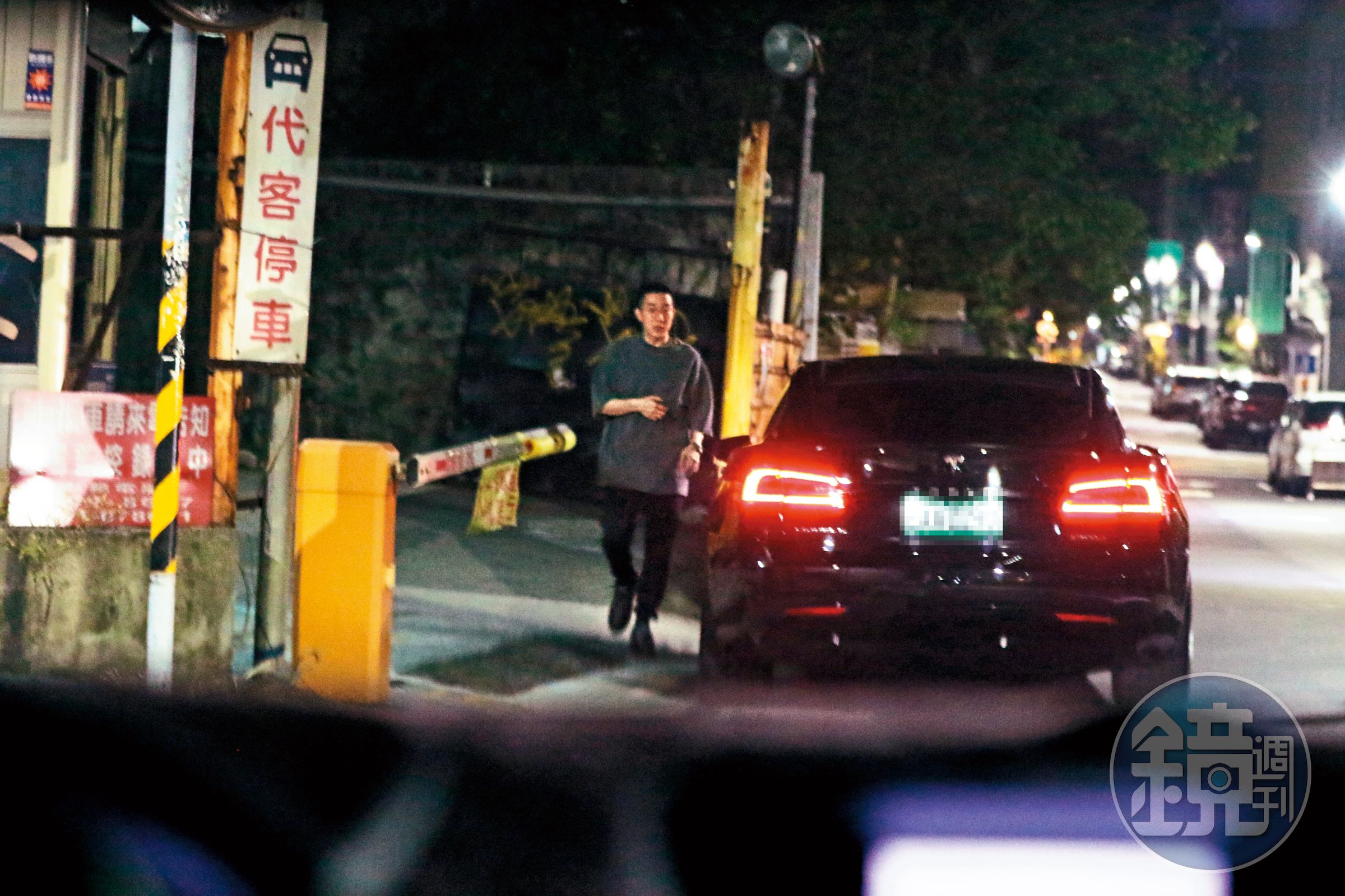 03：01　房祖名、柯震東與一群友人在柯家餐廳聚餐，房祖名率先離開餐廳，一人走向座車。