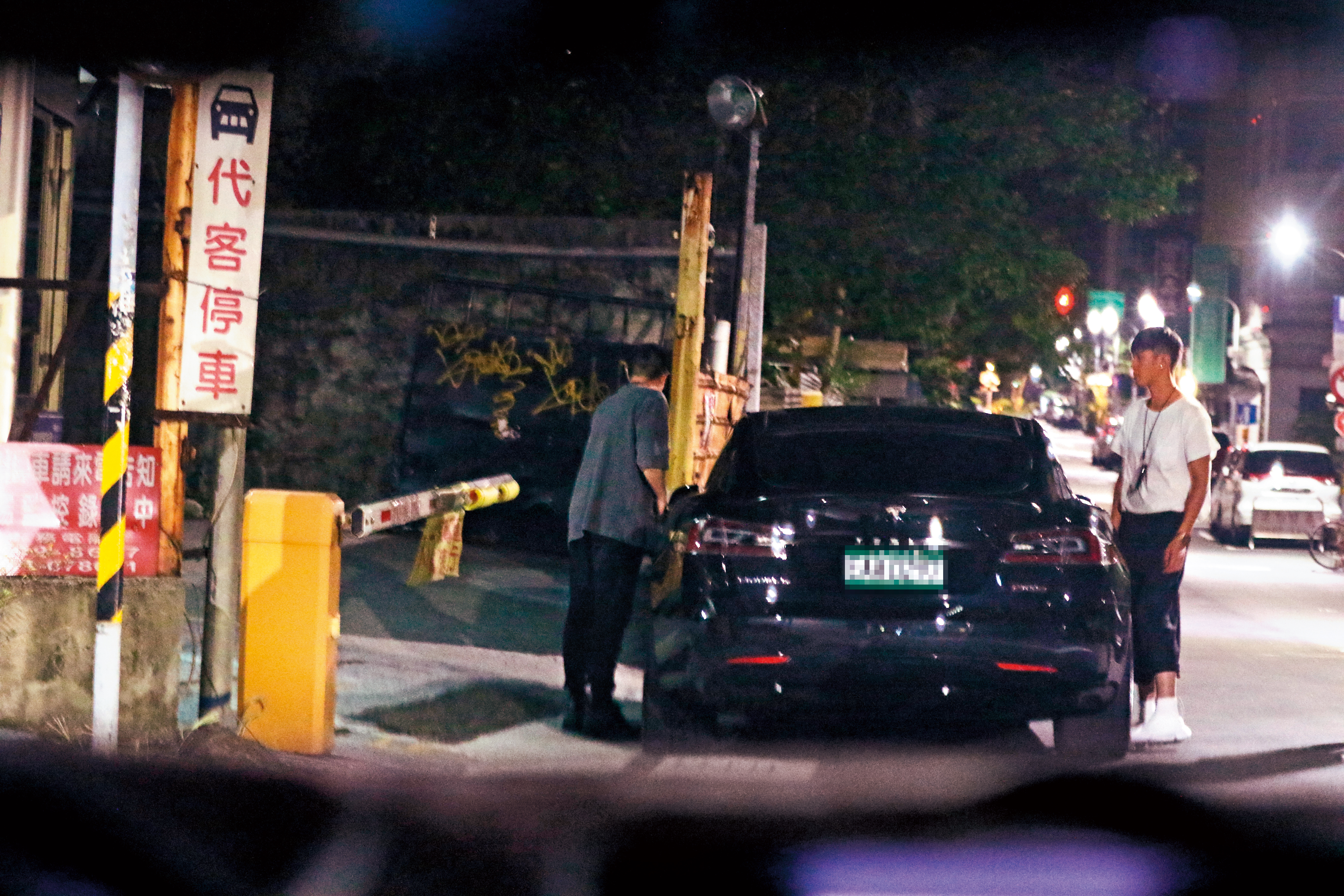 03：03　房祖名欲坐上駕駛座時，柯震東剛好與友人從後趕到座車旁。