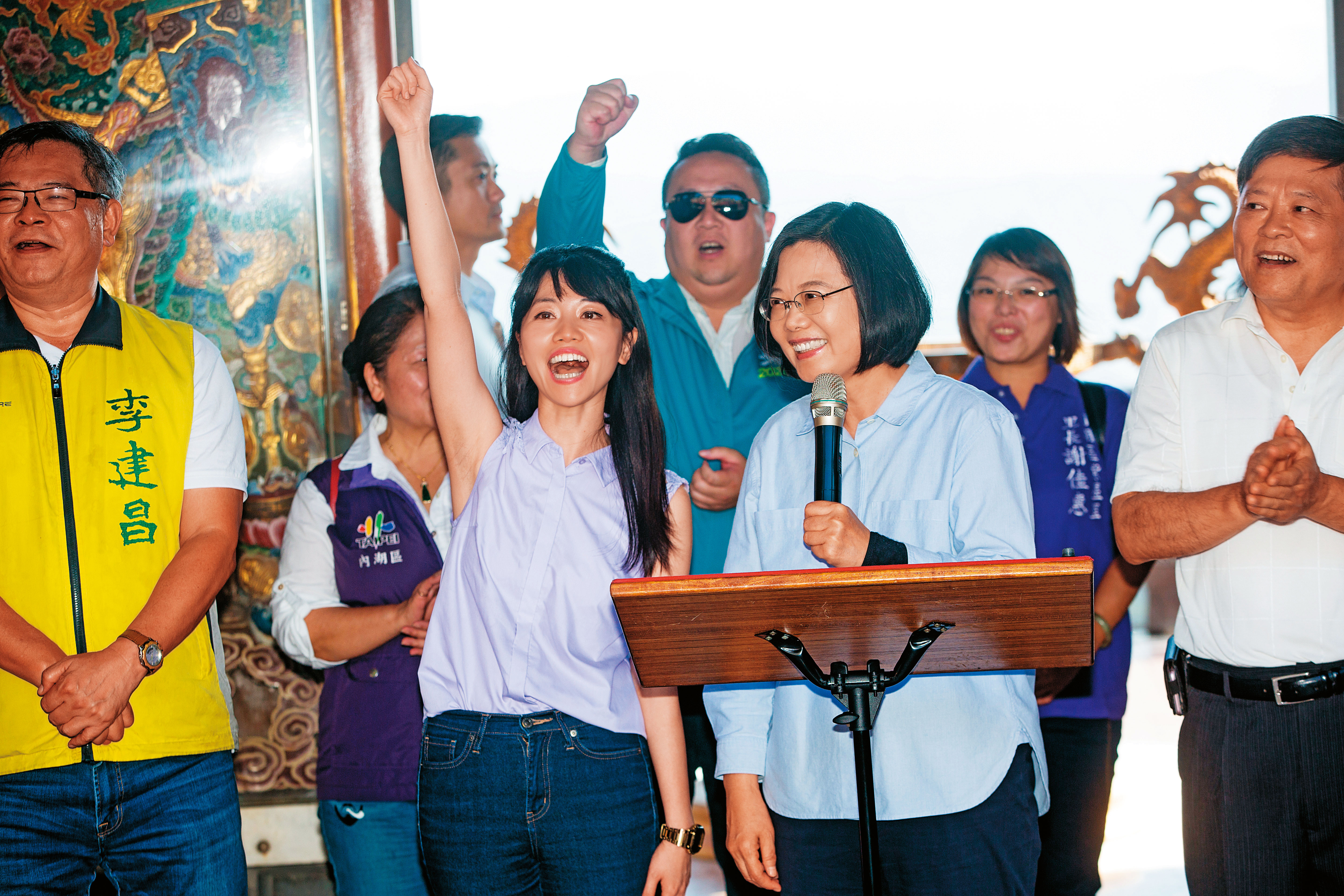 蔡英文趁國慶連假為黨籍立委候選人輔選，與總統初選期間力挺賴清德的高嘉瑜同框。