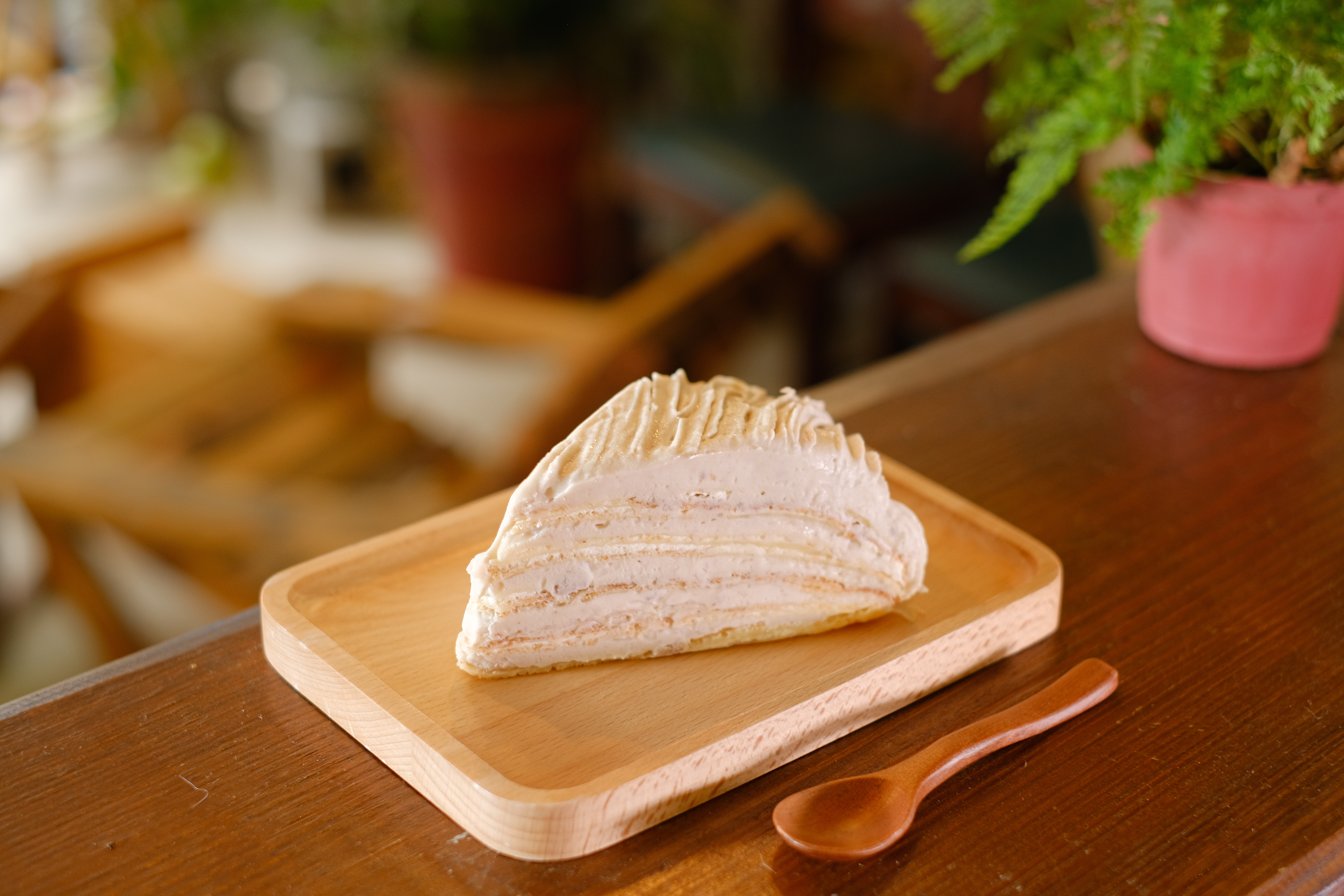 「餐桌上的烘焙」有各式各樣的芋頭甜點，包含千層蛋糕、蛋黃酥，半熟起司塔等。