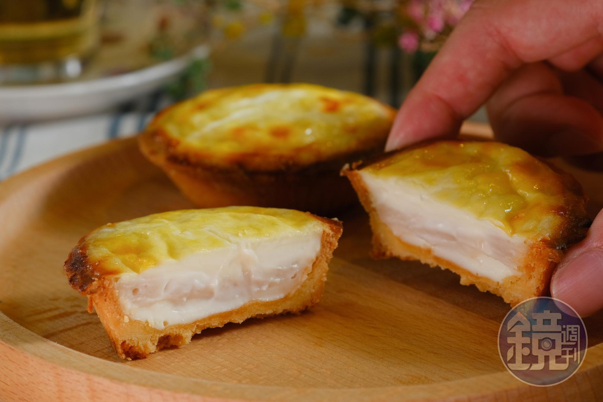 「芋頭半熟起司塔」的塔皮酥脆不油，內餡有淡淡芋香和起司的微酸。（55元／個）