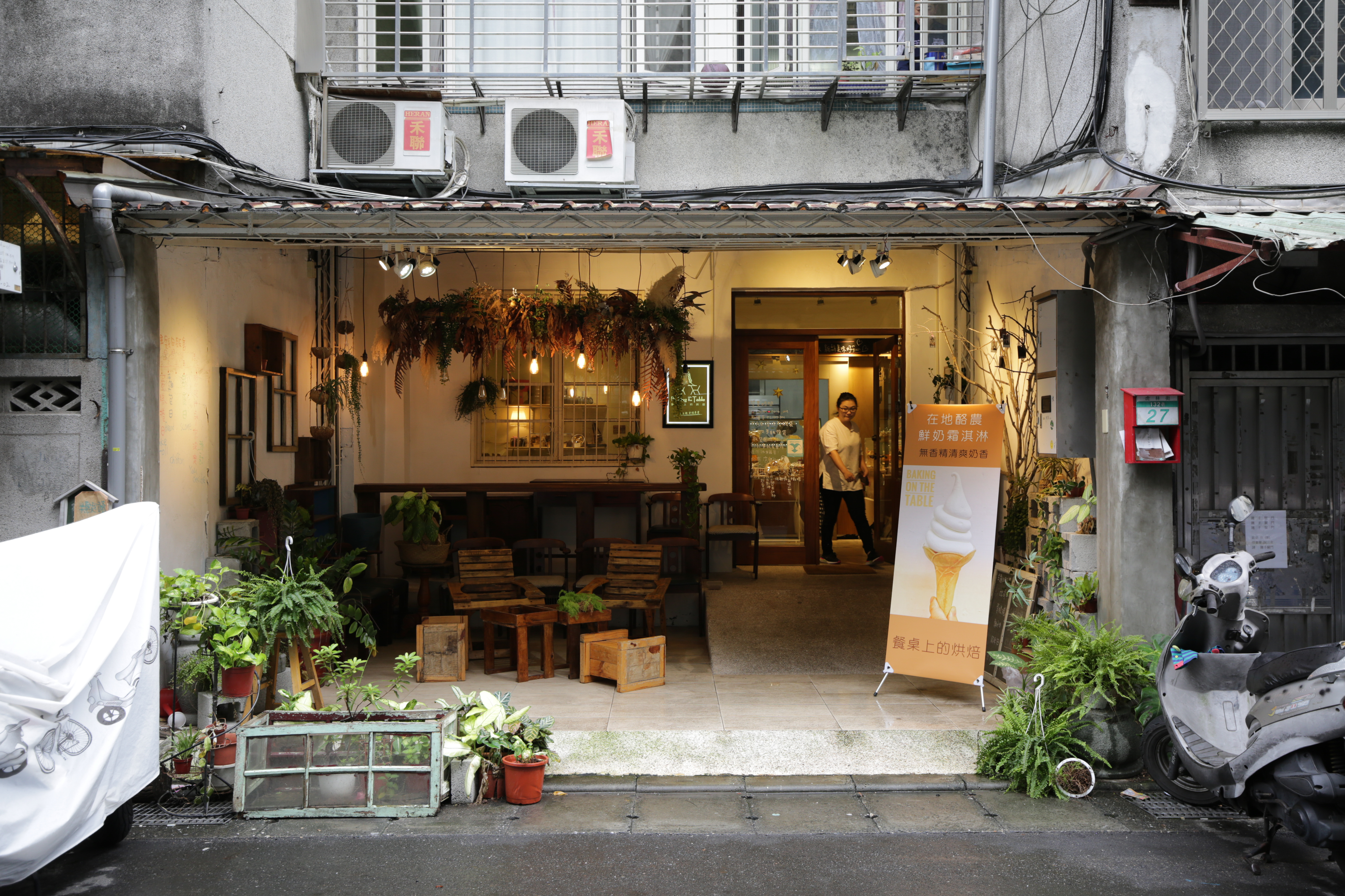 「餐桌上的烘焙」隱藏在台北捷運永春站後方的巷弄裡。