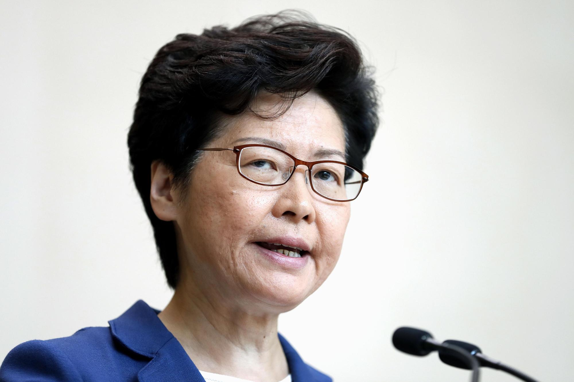 香港特首林鄭月娥引用網路流傳消息指責「暴徒」非法設置路障，說法引發爭議。（東方IC）