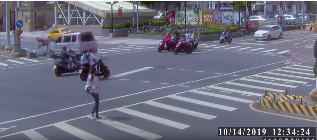 14日下午,有外送員在新北市遭闖紅燈貨車撞飛。(翻攝畫面)