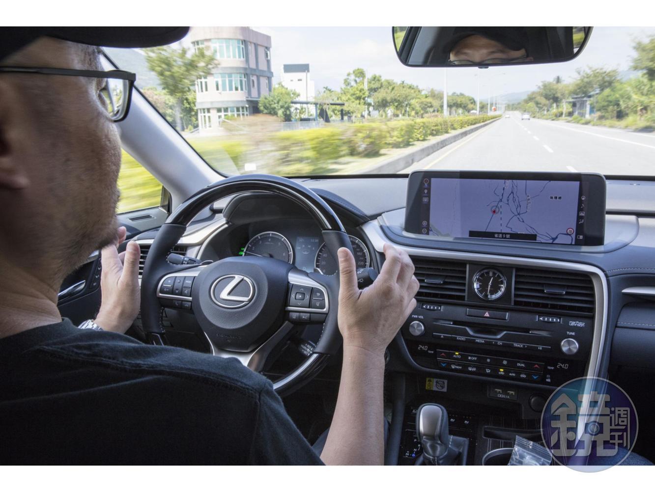 打開了DRCC與LTA來個道路實測，在表速60公里並保持在中線車道的設定下，這套直逼Level 2等級的駕駛輔助系統確實讓人輕鬆不少。（示範動作請勿模仿）