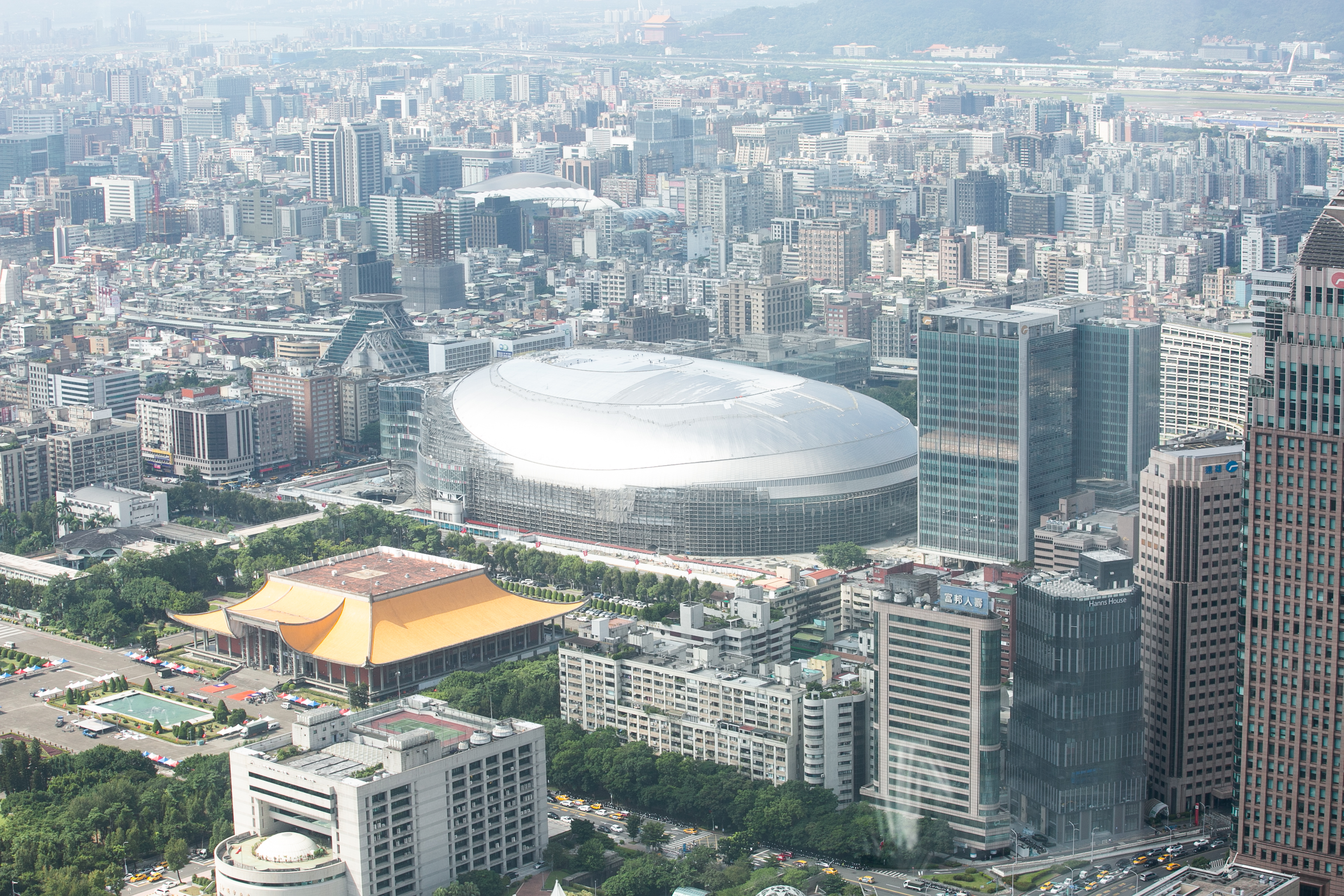 停工逾4年半的遠雄大巨蛋，下午進行第7次都市審議委員會，在裁示「委員有共識原則上修正通過」強渡關山，紛擾一年多的都審畫下句點。