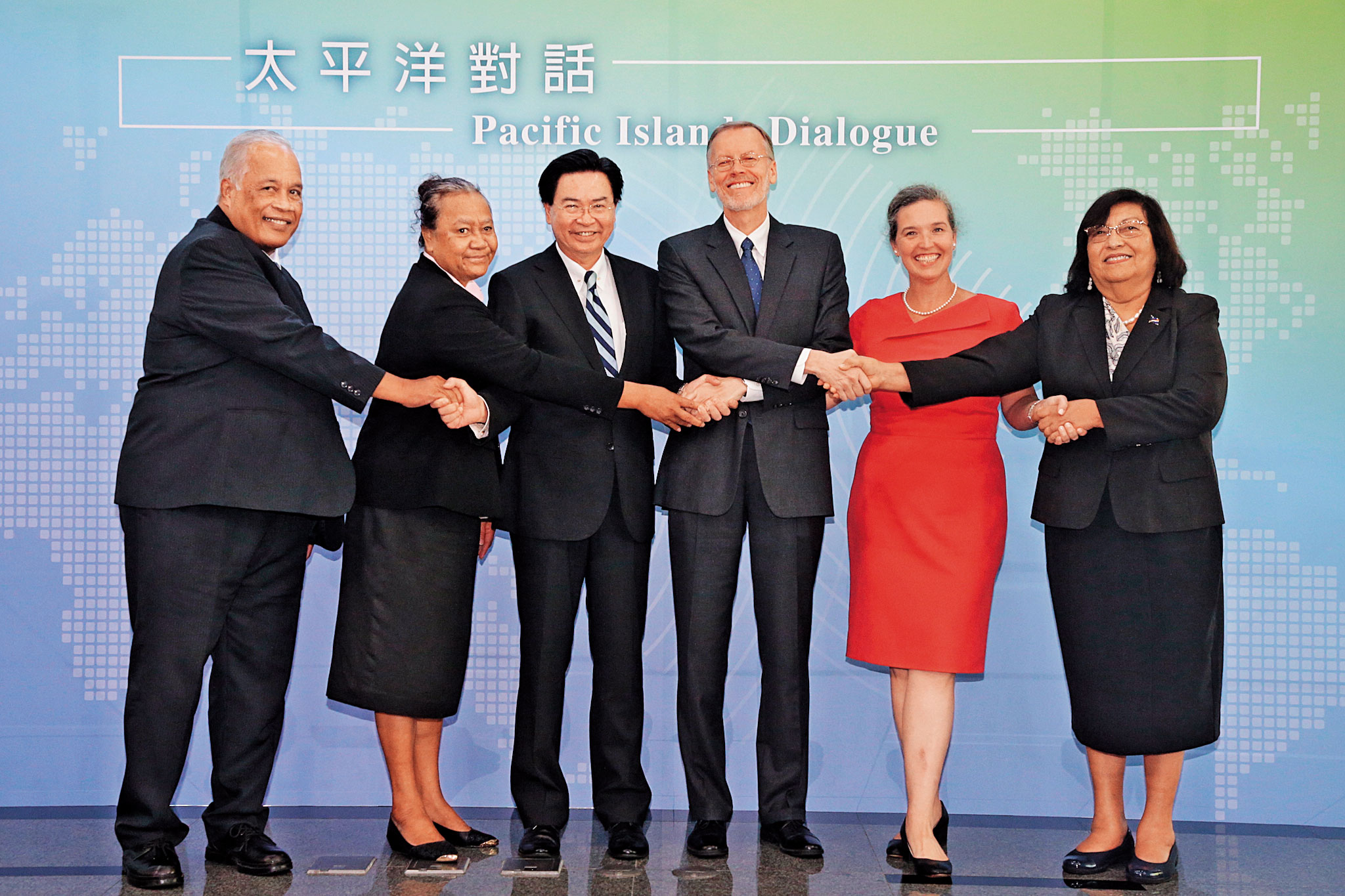 「第一屆太平洋對話」在台北召開，美國派國務院副助理國務卿Sandra Oudkirk（右2）來台與會。（外交部提供）
