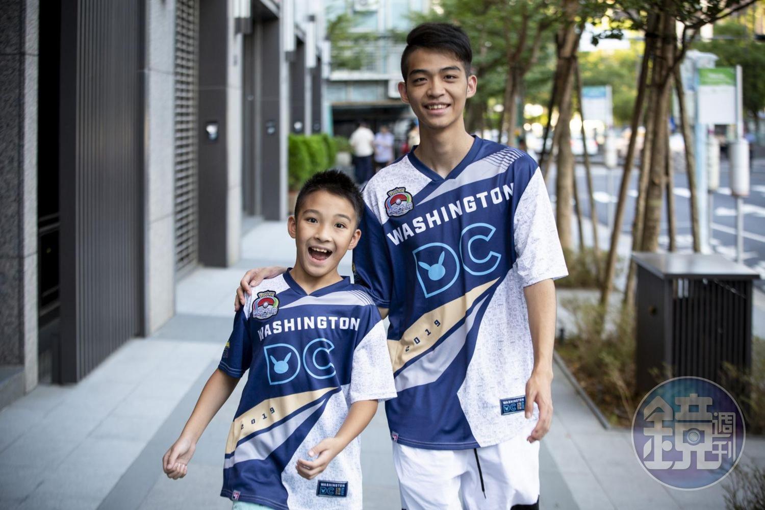 10歲的吳比(左)在2019年《寶可夢》世錦賽大放異彩,奪下VGC兒童組冠軍。大他9歲的哥哥吳震也是知名選手,並身兼弟弟的教練。