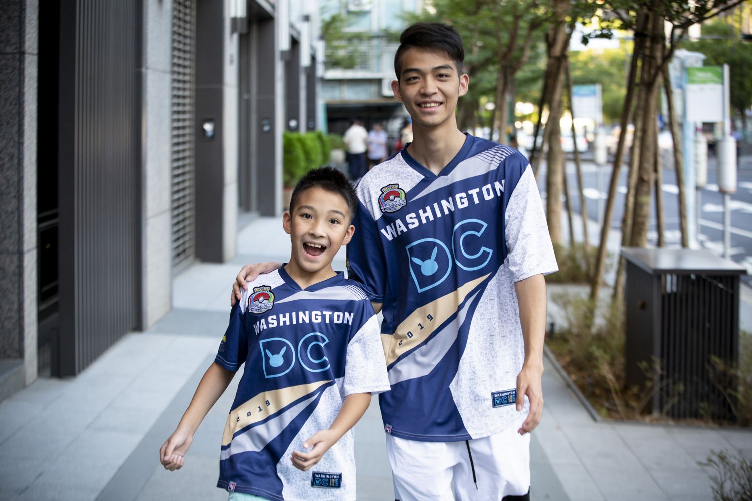 10歲的吳比（左）在2019年《寶可夢》世錦賽大放異彩，奪下VGC兒童組冠軍。大他9歲的哥哥吳震也是知名選手，並身兼弟弟的教練。