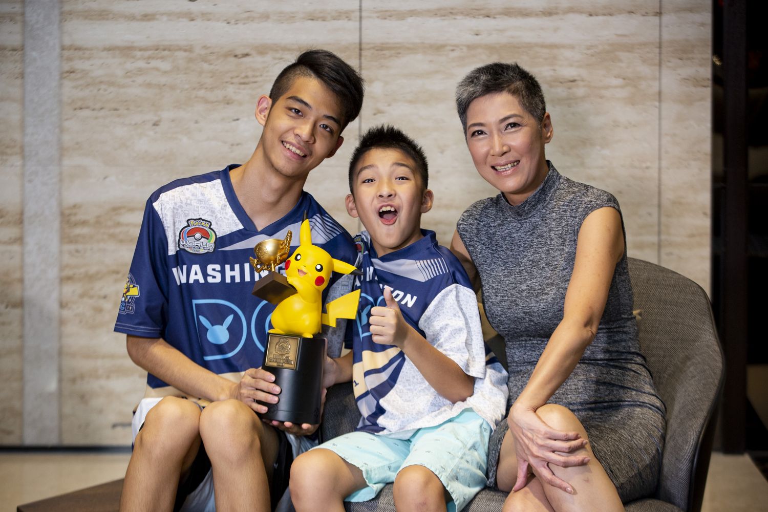 從2017年起，羅茵如（右）就時常跟著兩個兒子吳震（左）、吳比一起出國比賽。她笑說都是靠兒子才有免費機票出國玩。