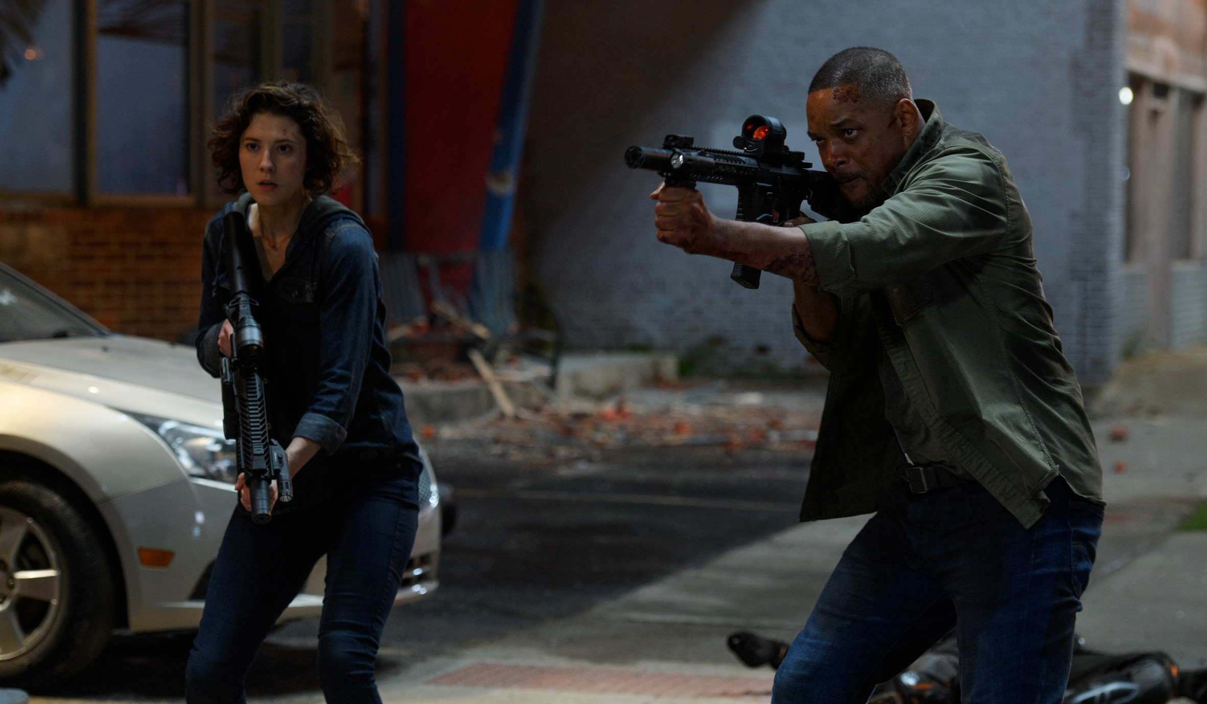 威爾史密斯（右）在《雙子殺手》扮演退休的神祕殺手亨利，與瑪麗伊莉莎白文斯蒂德共同作戰。（UIP提供）