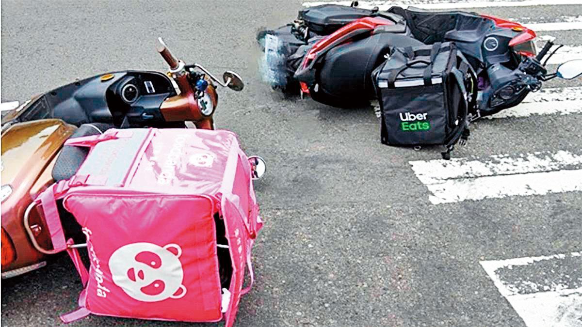 美食外送平台造就滿街外送員趴趴走,然而也頻頻出現車禍等交通亂象。(翻攝爆廢公社)