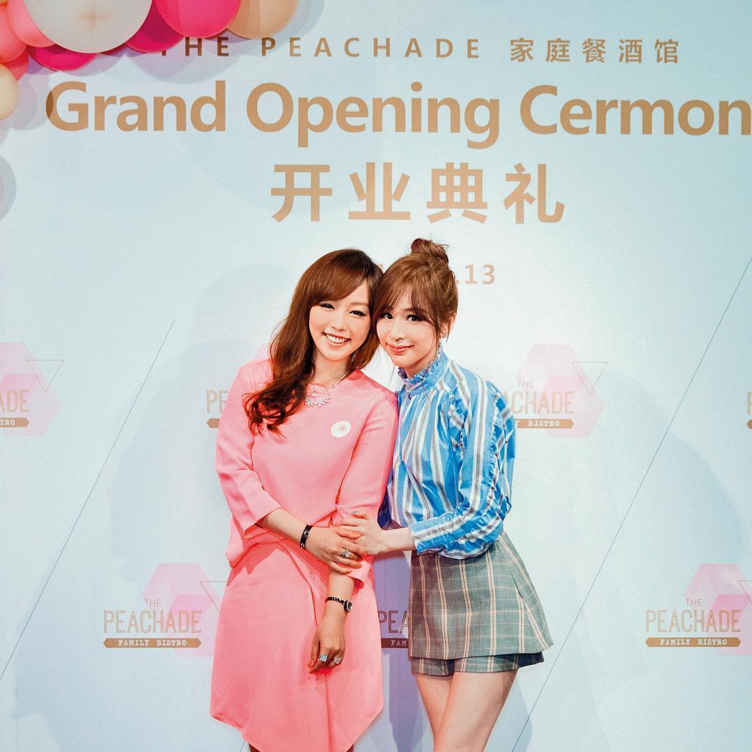 小蜜桃姐姐(左)去年在上海開設親子餐廳「The Peachade」,找來好友王心凌(右)站台。(翻攝自小蜜桃姐姐IG)