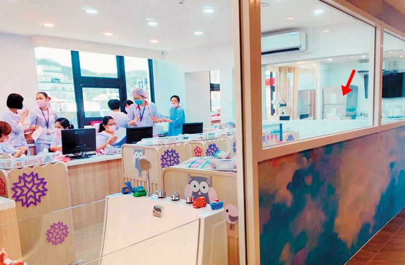 禾馨產後護理之家原本都將新生兒集中在嬰兒室護理站旁，感染疫情爆發後，則將出現症狀的寶寶挪到隔壁房間（箭頭處）隔離安置。（翻攝禾馨產後護理之家粉專）