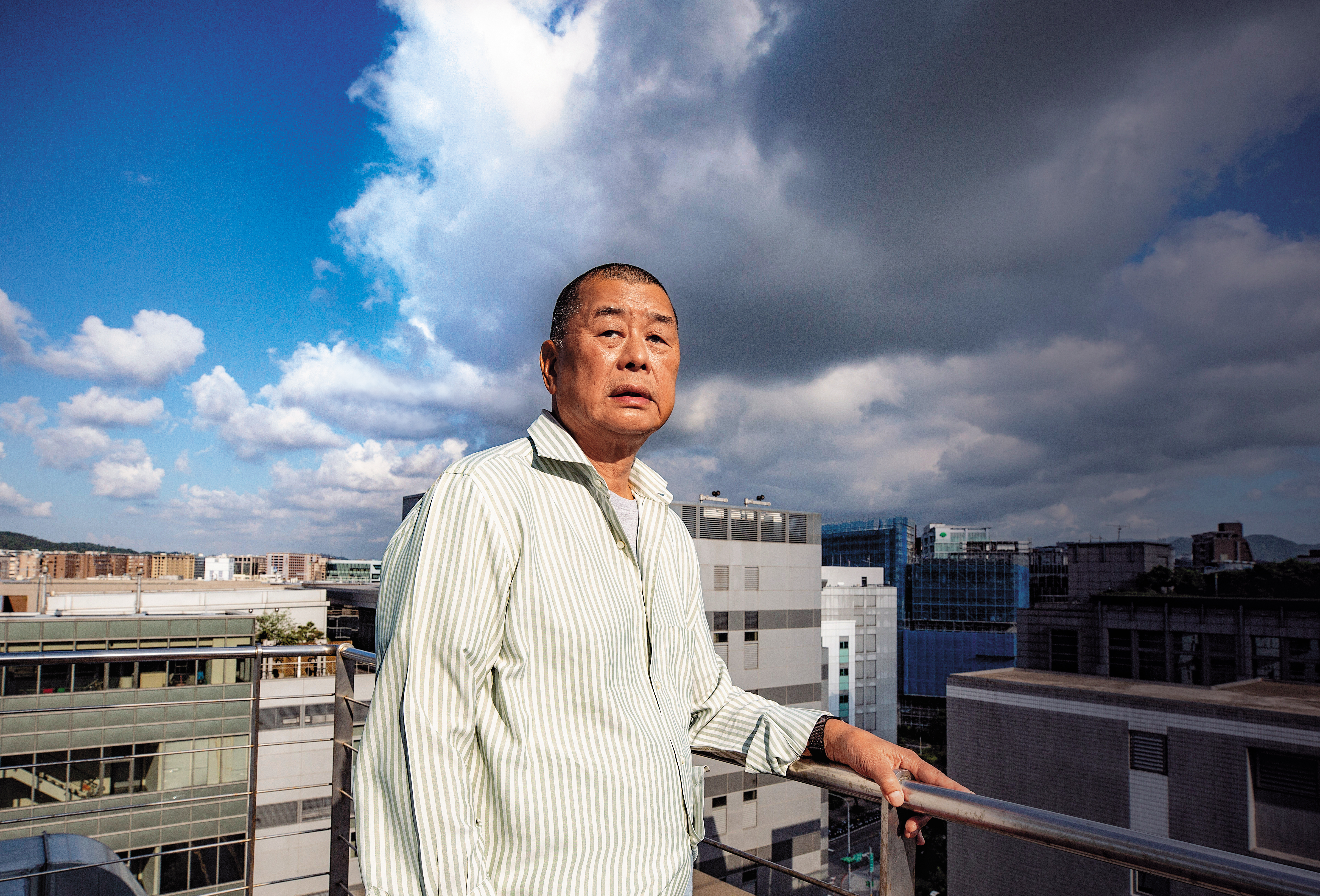 曾拍攝紀錄片《蘋果的滋味》的導演李惠仁觀察，黎智英的投資眼光精準，早就預見網媒是發展大勢。圖為黎智英站在台灣《蘋果日報》大樓頂樓。