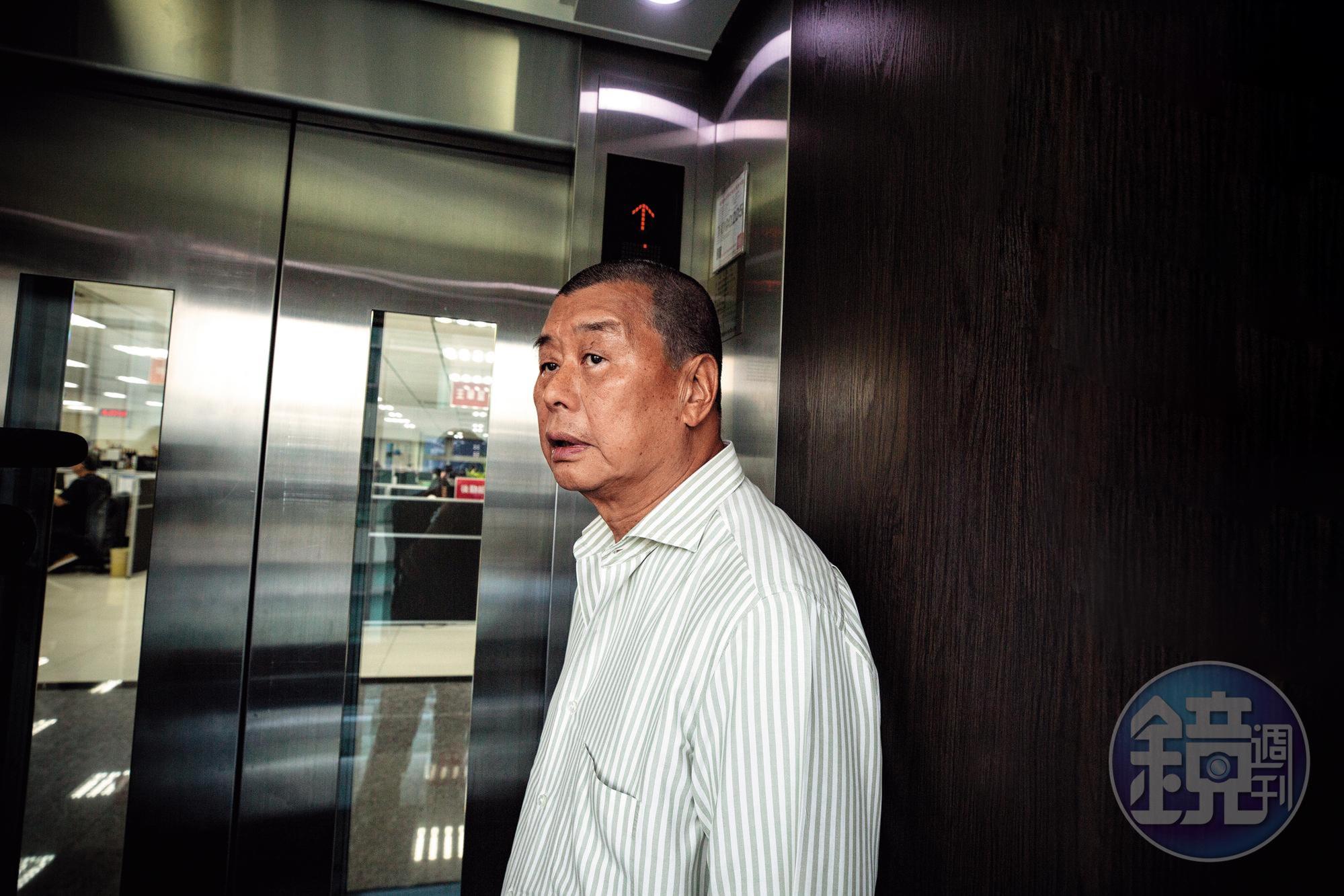黎智英至今仍來回台港,這天他來到位於台北內湖的辦公室,領我們上樓拍照。