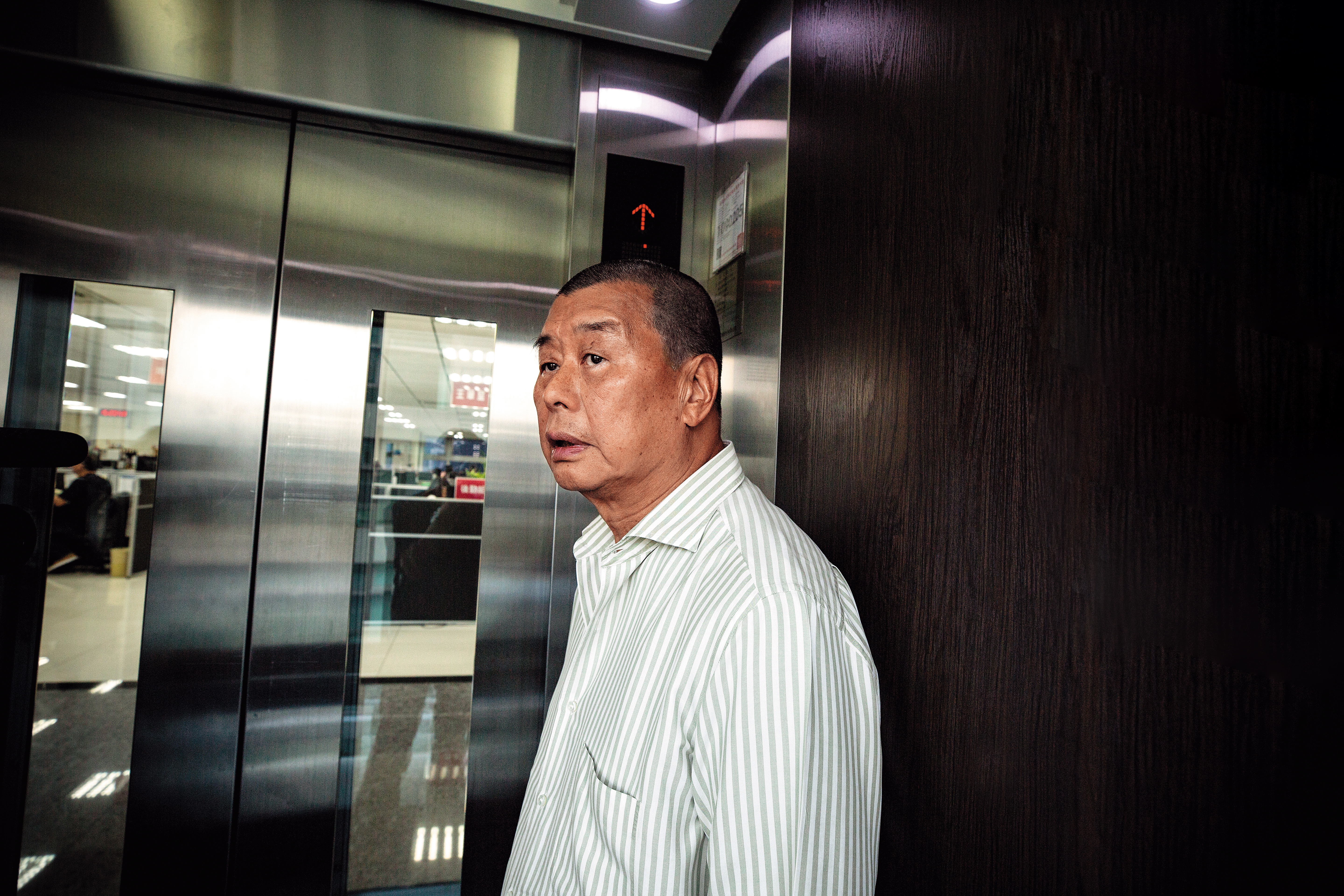 黎智英至今仍來回台港，這天他來到位於台北內湖的辦公室，領我們上樓拍照。