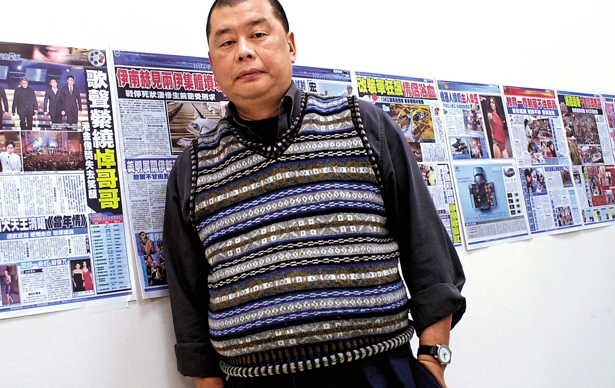 2003年，黎智英創辦台灣《蘋果日報》，至今在台經營16年，今年決定推出會員訂閱制，盼透過數位經營，改革原本紙媒日益艱困的經營模式。圖為黎智英2003年在他的台北辦公室。（達志影像）