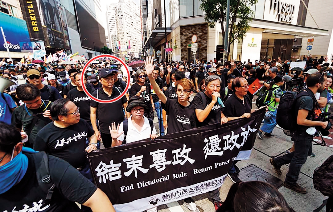 黎智英（紅圈處）支持民主運動，今年夏天與港人一同身著黑衣，上街抗爭。（翻攝梁國雄臉書）