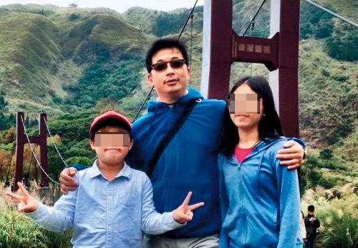 宣宣的醫生老公（中）離過婚，與前妻育有1對子女，她也知情。（翻攝自臉書）