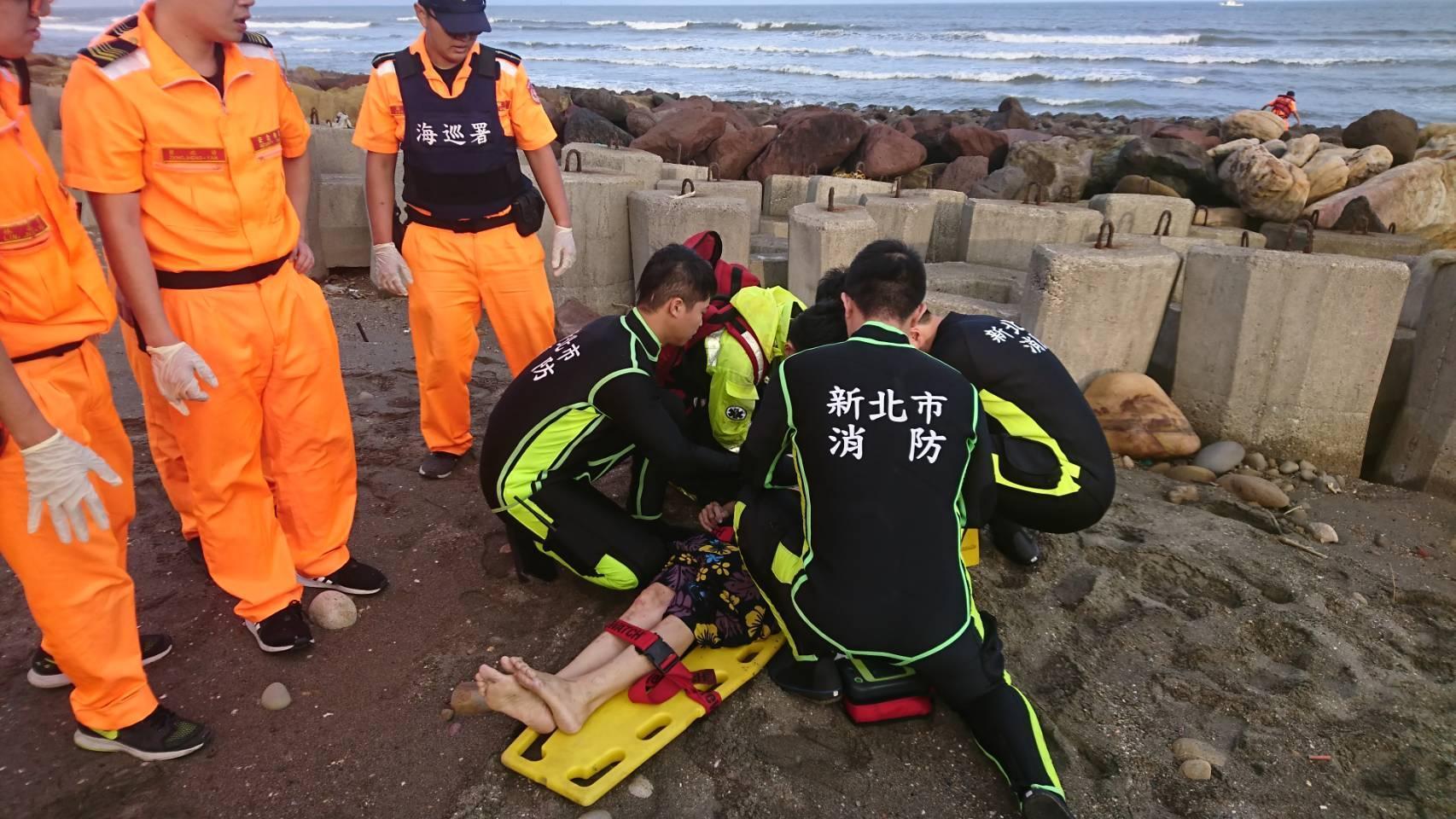 陳姓男子和曾姓、蔡姓女子酒後划船出海,結果遭大浪打翻船,造成成1死1命危。(翻攝畫面)